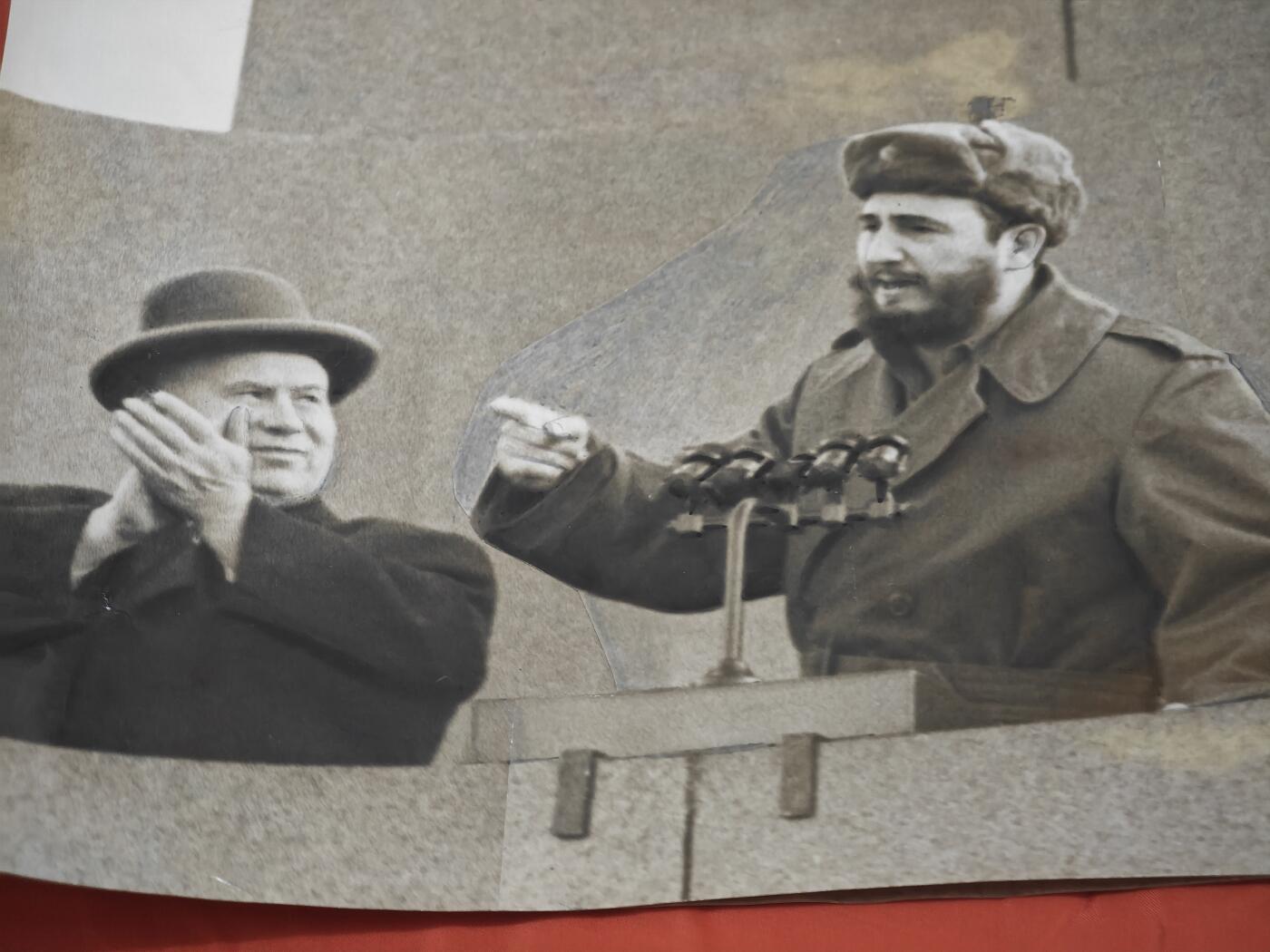 橙子收藏第六期 这是一张1965年6月苏联官方新闻照片，赫鲁晓夫，卡斯特罗，勃列日涅夫在列宁墓。由苏联对外宣传刊物《莫斯科新闻》（Moscow News）插图部发布，是冷战时期社会主义阵营团结的珍贵视觉见证