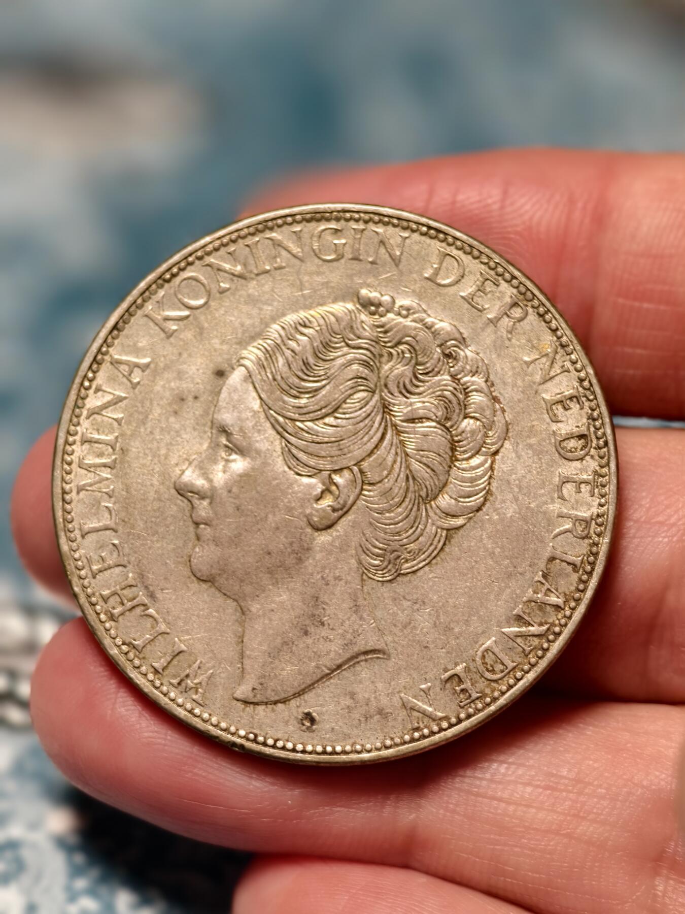 抚柳草堂-第十八期章牌钱币  奖章勋章限时免佣 满百包邮 放漏专场 1933荷兰王国2.5GULDEN银币 威廉敏娜女王 重25g 极美品老包浆 女王发丝清晰压力十足