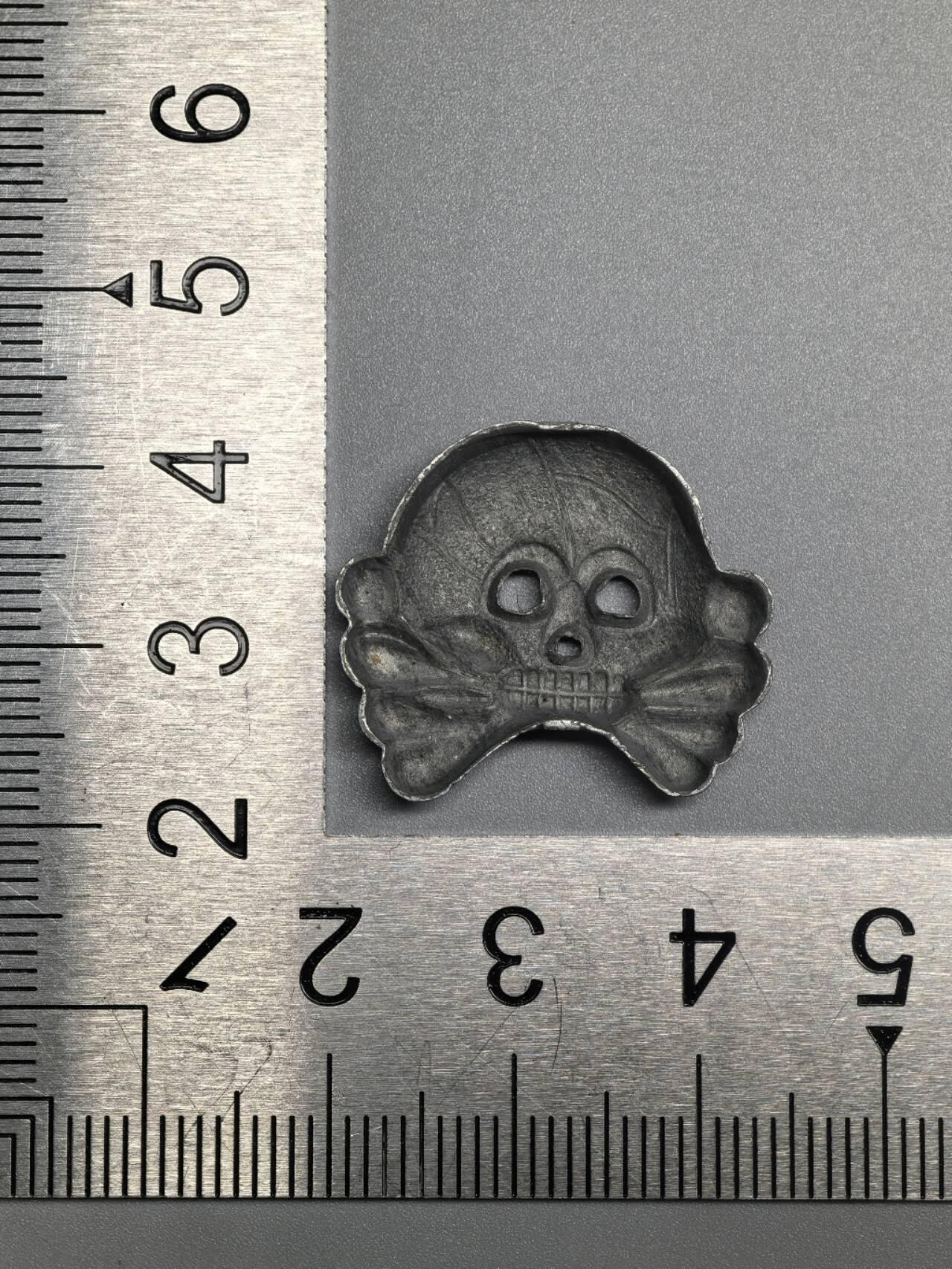 小驴勋章奖章收藏3月21日周六晚六点拍卖（珍爱和平，收藏战争，铭记历史，勿忘国耻，忠党爱国。有偿代拍，送拍规则在简介最后，参拍须阅读规则后再参拍，关系到运费包装发货时效真假辨别等关键信息，拍卖时不再发原图，看大图店主微信码在拍卖店铺介绍里） 得三装甲兵领章骷髅徽章 品如图 针缺失