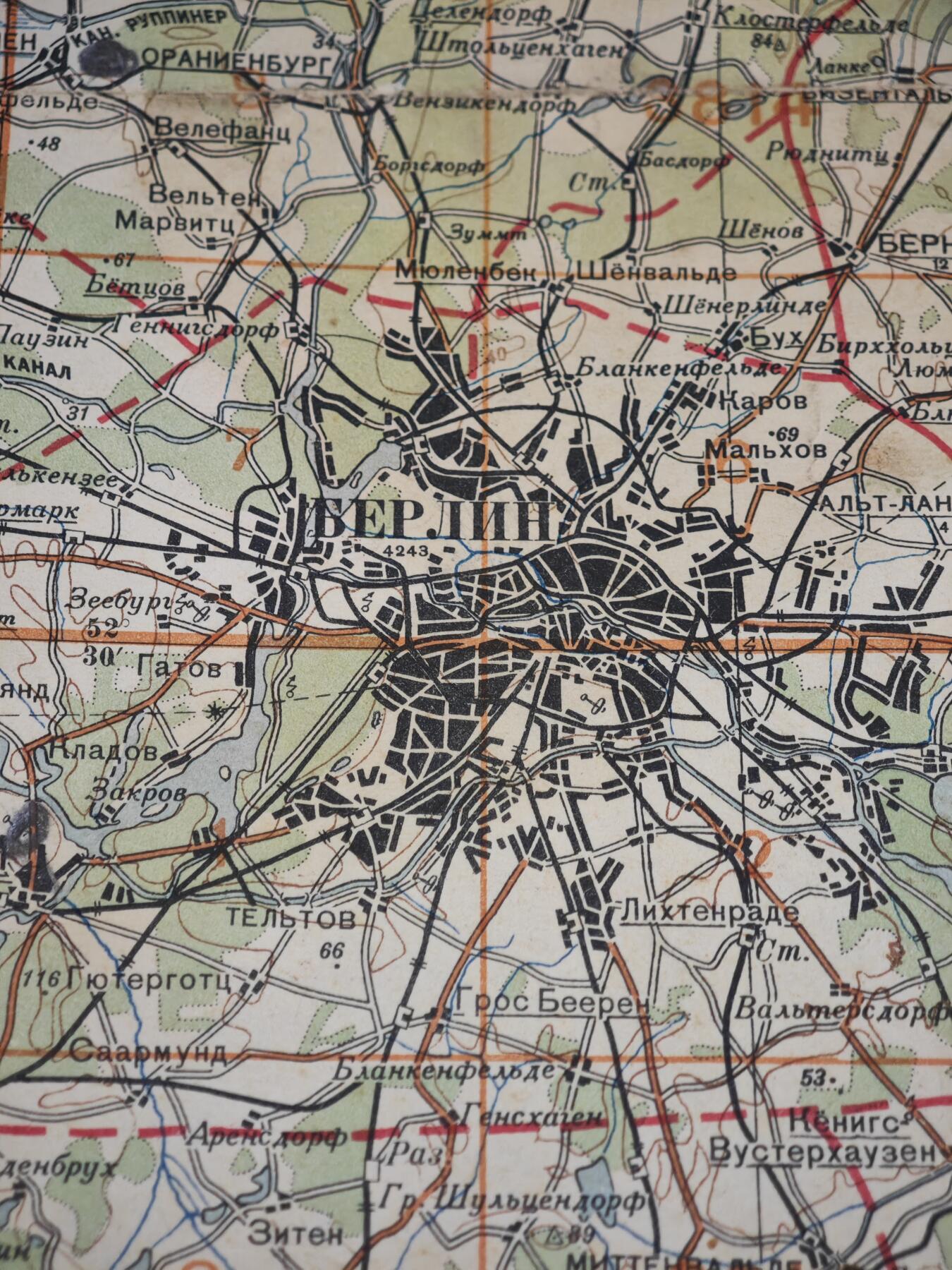 橙子收藏第六期 (极珍，镇馆级别）1940年苏联红军总参谋部柏林攻势实战军用地图｜带原始战术标记 ，完整记录了从波兰基地到柏林的进攻路线，是二战欧洲战场收官阶段、纳粹德国覆灭的核心见证，也是研究苏军战略战术的一手资料。 二战纳粹覆灭直接实物。