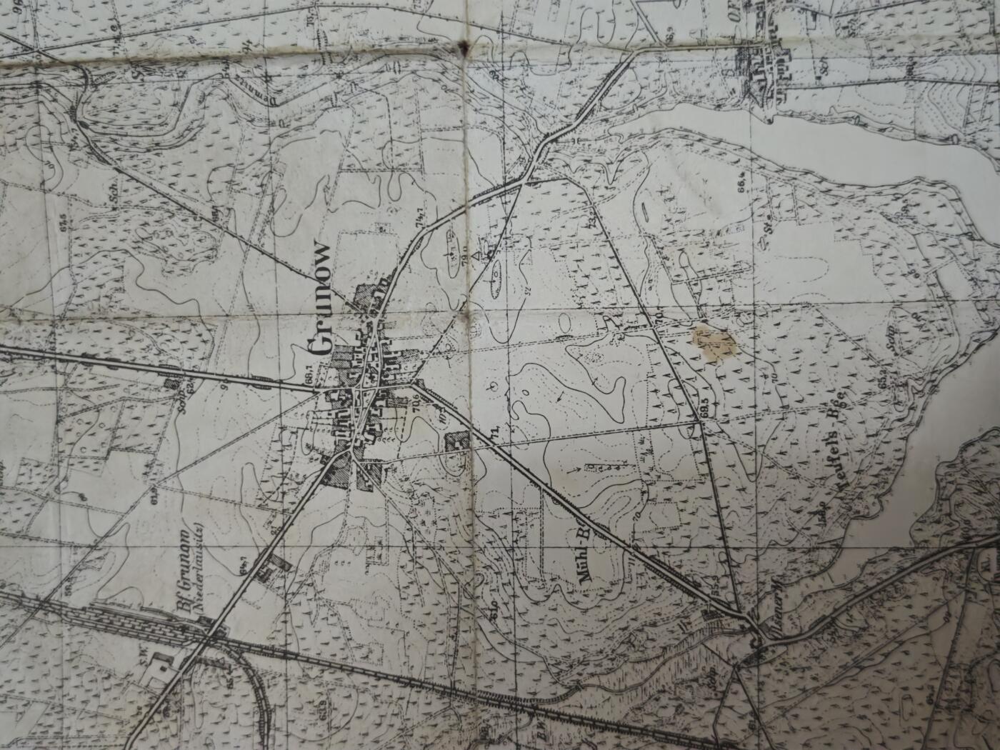 橙子收藏第六期 德波边境二战时期地图  格鲁诺（Grunow）及周边（米克斯多夫、大/小布里森等）位于德国勃兰登堡州东部乌克马克县，紧邻二战时期的德波边境，地处柏林东北部、德波走廊西侧，是东线边境的战略缓冲与交通节点，也是德军东线防御的重要外围区域。