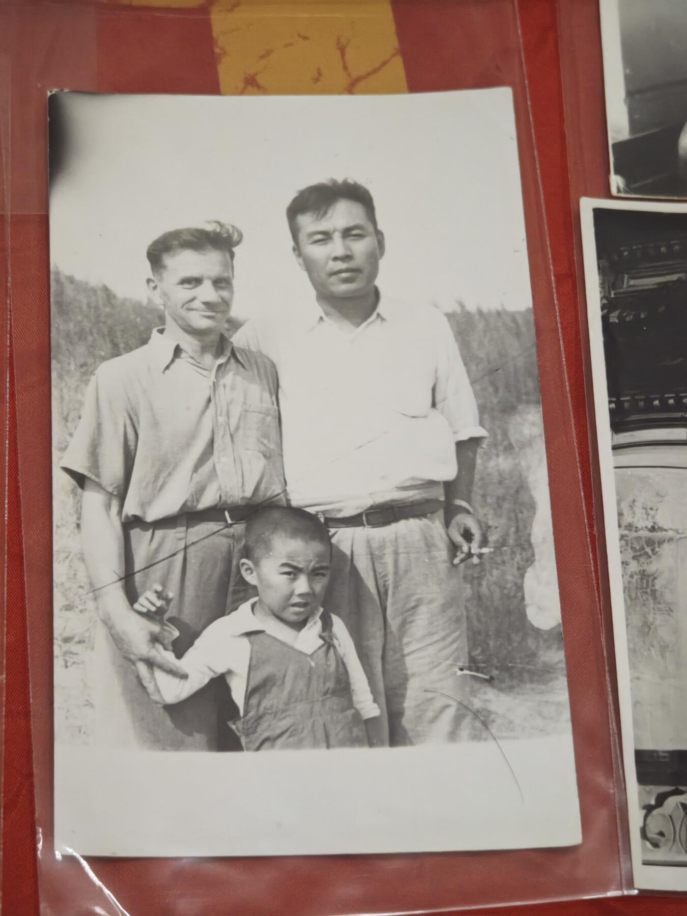 橙子收藏第六期  这是一组1957年中苏友好黄金时期的私人老照片与亲笔手札，林华和М. М-рин好友。是冷战初期中苏两国民间深度交往的鲜活实物见证，兼具史料价值与人文温度，为研究50年代中苏民间交流提供了珍贵的一手素材。