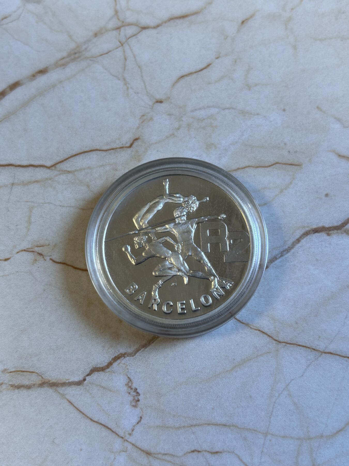 第194期拍卖 南非1992年奥运会传递火炬1盎司纪念银币,925银，33.63克银价270，塑料盒打不开，币有氧化