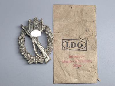 小驴勋章奖章收藏3月21日周六晚六点拍卖（珍爱和平，收藏战争，铭记历史，勿忘国耻，忠党爱国。有偿代拍，送拍规则在简介最后，参拍须阅读规则后再参拍，关系到运费包装发货时效真假辨别等关键信息，拍卖时不再发原图，看大图店主微信码在拍卖店铺介绍里） - 德国WWII银级步兵突击奖章，背打R.S.标，RUDOLF SOUVAL-WIEN厂制作，锌合金镀银，鹰头为铸造缺陷，不是磕碰导致，好品，带少见原纸袋