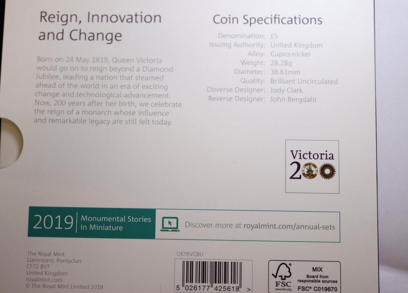观钱 近现代机制币拍卖No.005（全场顺丰包邮，不区分偏远地区）  英国皇家造币厂 维多利亚女王诞辰 200 周年 5 英镑纪念币套装，彩页小册浓缩了维多利亚时代的工业成就与帝国荣光