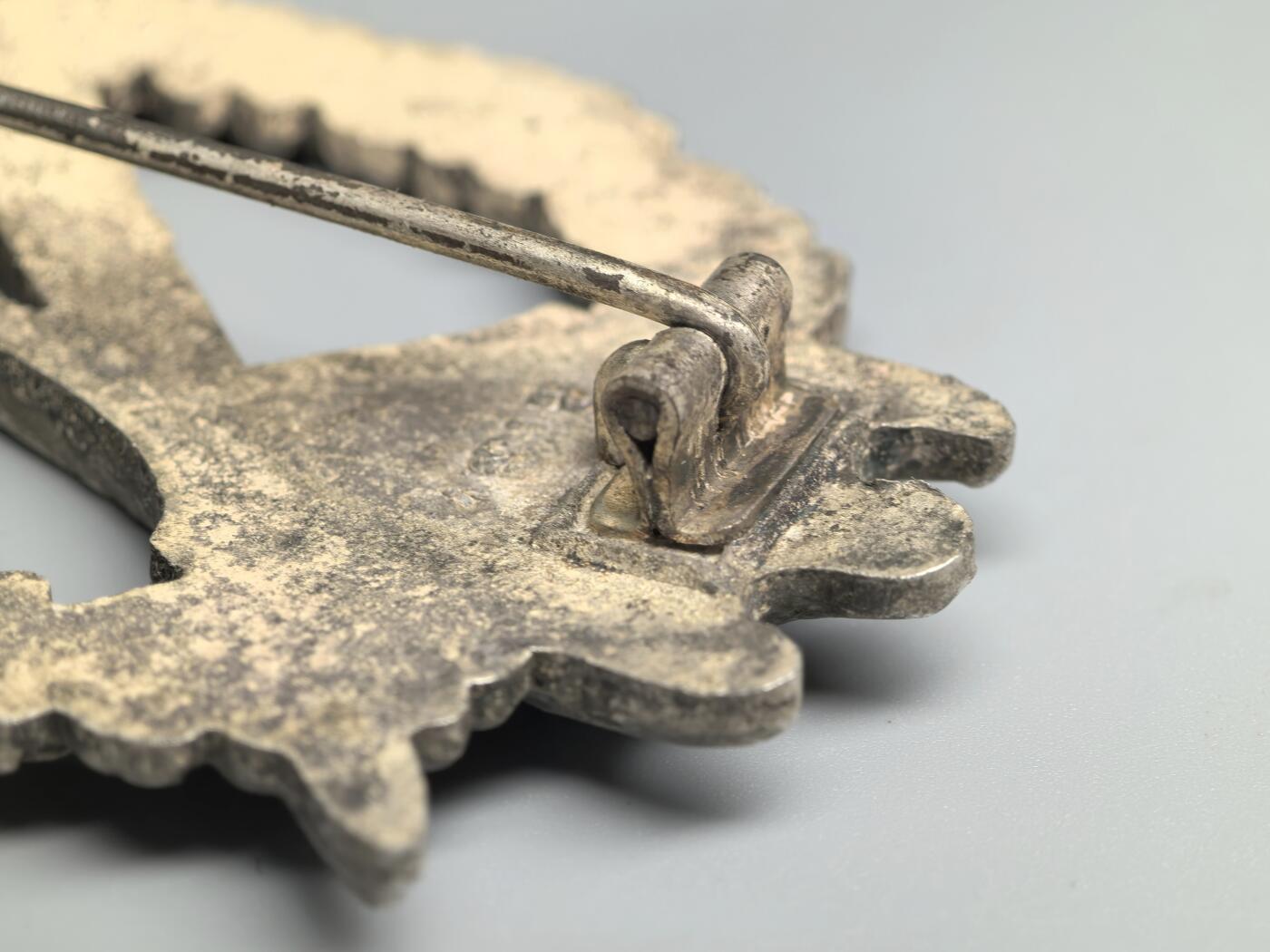 小驴勋章奖章收藏3月21日周六晚六点拍卖（珍爱和平，收藏战争，铭记历史，勿忘国耻，忠党爱国。有偿代拍，送拍规则在简介最后，参拍须阅读规则后再参拍，关系到运费包装发货时效真假辨别等关键信息，拍卖时不再发原图，看大图店主微信码在拍卖店铺介绍里） 德国WWII银级步兵突击奖章，背打R.S.标，RUDOLF SOUVAL-WIEN厂制作，锌合金镀银，鹰头为铸造缺陷，不是磕碰导致，好品，带少见原纸袋