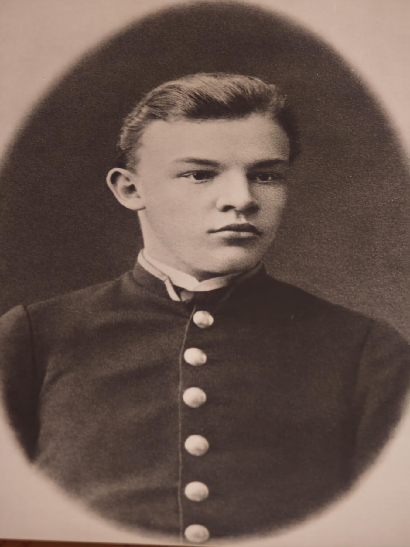 橙子收藏第六期 这是一套1969年苏联官方出版的列宁生平影像集，共4张原版照片，完整记录了弗拉基米尔·列宁从少年到中年的四个关键人生阶段，是极具历史价值的苏联红色藏品