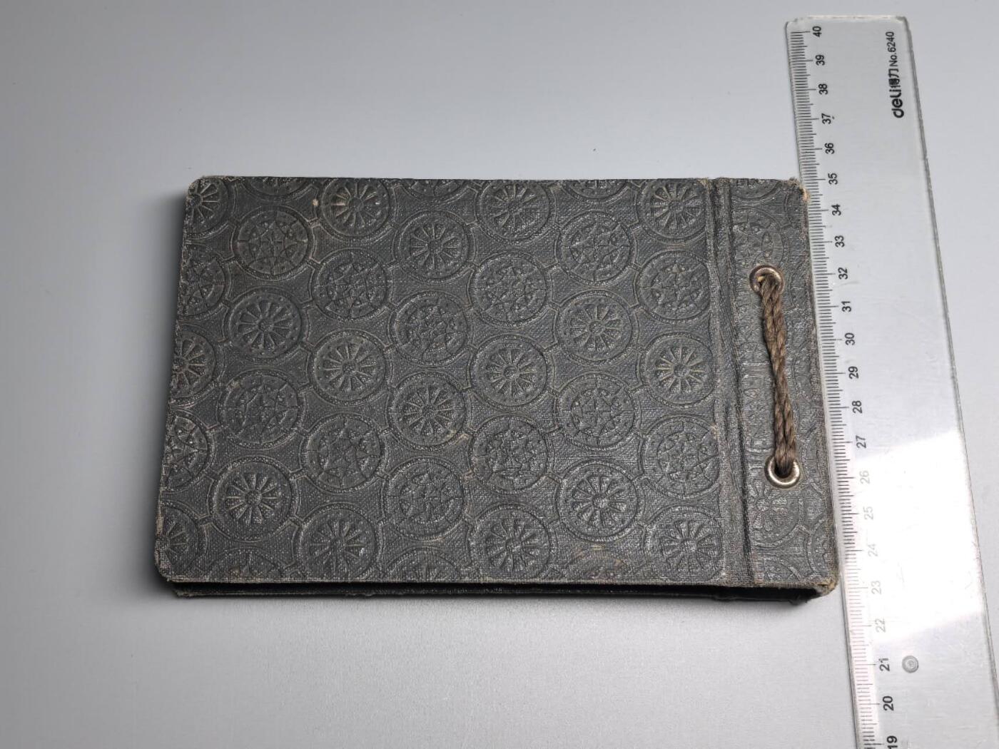 小驴勋章奖章收藏3月21日周六晚六点拍卖（珍爱和平，收藏战争，铭记历史，勿忘国耻，忠党爱国。有偿代拍，送拍规则在简介最后，参拍须阅读规则后再参拍，关系到运费包装发货时效真假辨别等关键信息，拍卖时不再发原图，看大图店主微信码在拍卖店铺介绍里） 我国53年发行相册，照片被拿出，空的