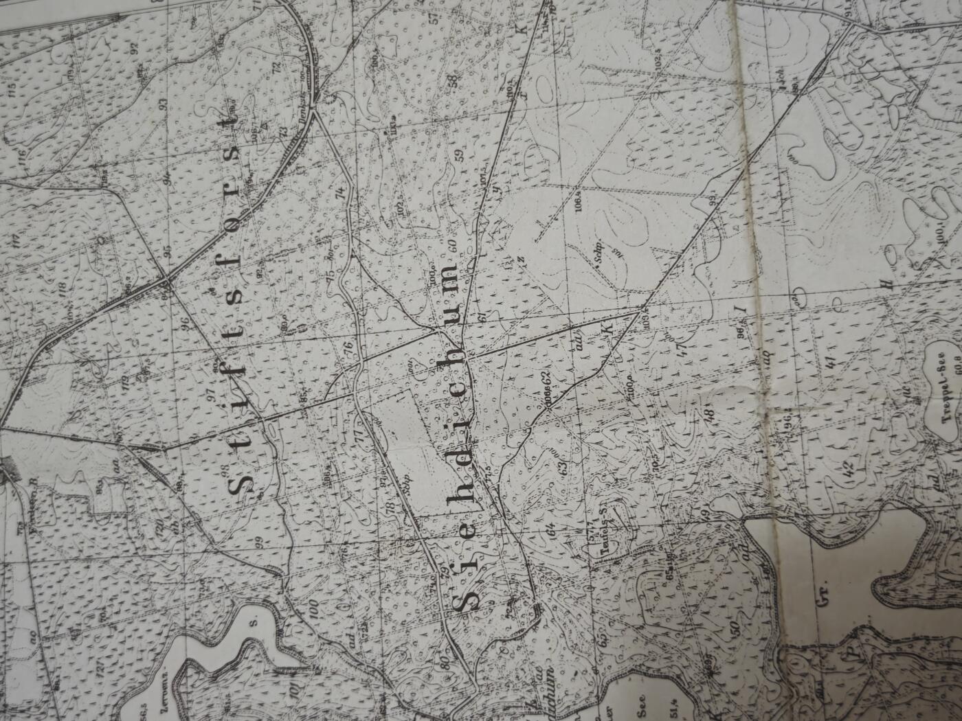 橙子收藏第六期 德波边境二战时期地图  格鲁诺（Grunow）及周边（米克斯多夫、大/小布里森等）位于德国勃兰登堡州东部乌克马克县，紧邻二战时期的德波边境，地处柏林东北部、德波走廊西侧，是东线边境的战略缓冲与交通节点，也是德军东线防御的重要外围区域。