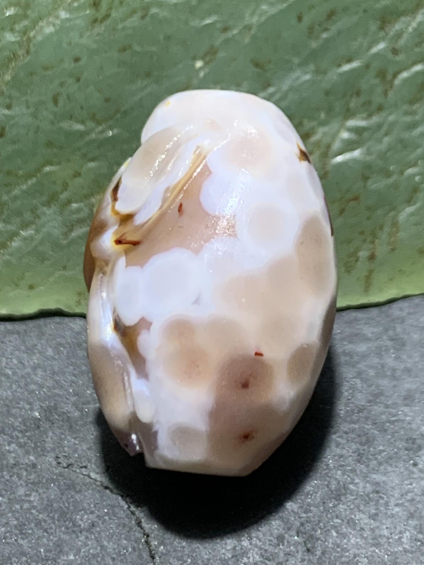 精美亚光高玉化气泡纹战国红玛瑙手工俏色巧雕玉兔勒子一颗！