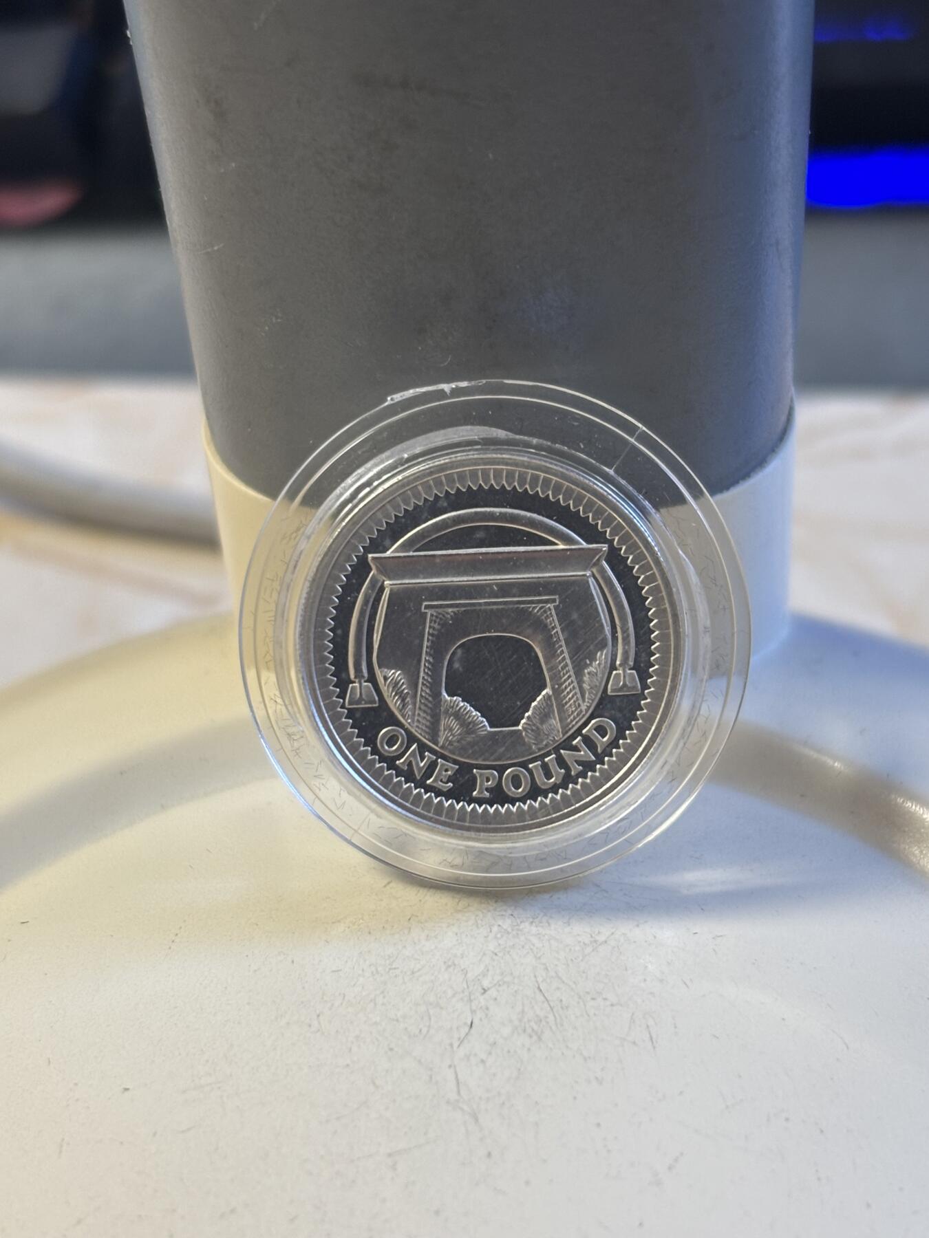 第194期拍卖 英国2006年1镑纪念银币带盒证书，9.5克，925银，有瑕疵