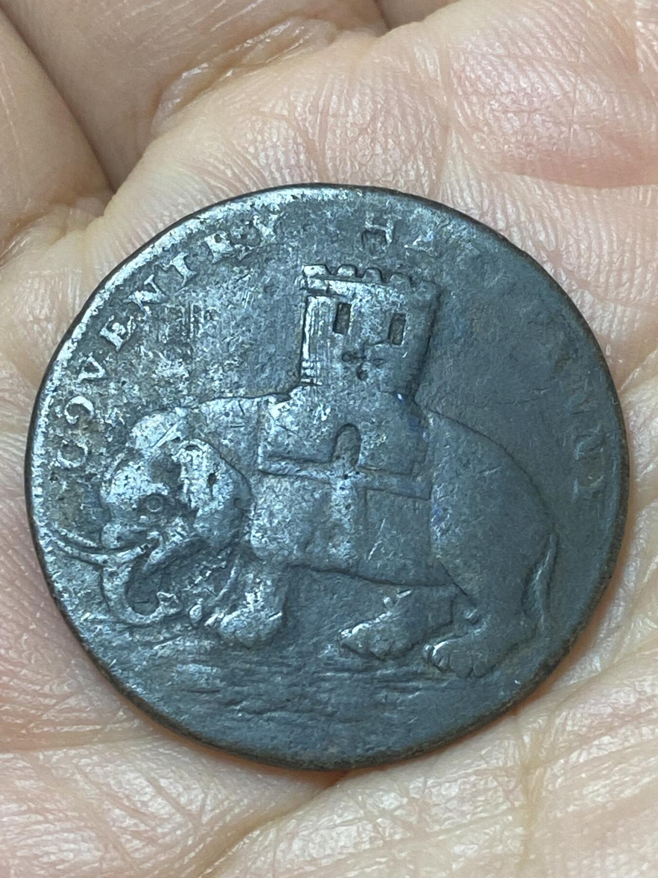 2026年第三十七场(总第二百零六场）德紧纸币特拍场(佣金3%，最低1元) 少见经典品种–英国🇬🇧沃里克郡–考文垂1793年1/2便士代币小年份版(戈黛娃夫人经典传说故事:利奥夫里克伯爵对考文垂课以重税，伯爵夫人戈黛娃屡次求情；伯爵不耐烦地提出条件：若她裸体骑马绕城，便减税。戈黛娃下令市民闭门勿视，仅以长发蔽体完成骑行；唯有裁缝Tom（Peeping Tom，偷窥狂一词来源）违规偷看，当场失明/暴毙；伯爵随后履约减免税费。)