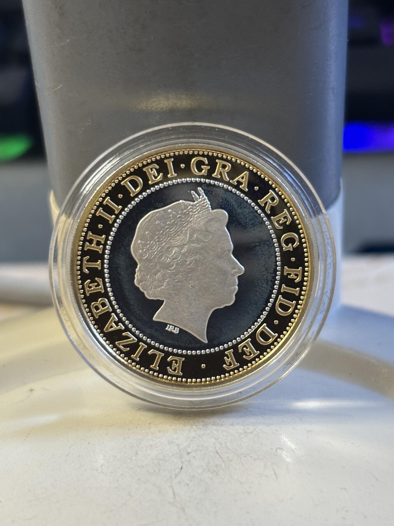 第194期拍卖 英国2003年伊丽莎白二世1镑精制银币带盒证书，有氧化，9.5克，925银