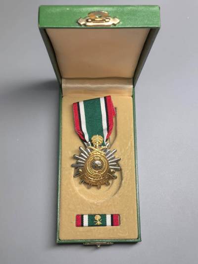 小驴勋章奖章收藏3月21日周六晚六点拍卖（珍爱和平，收藏战争，铭记历史，勿忘国耻，忠党爱国。有偿代拍，送拍规则在简介最后，参拍须阅读规则后再参拍，关系到运费包装发货时效真假辨别等关键信息，拍卖时不再发原图，看大图店主微信码在拍卖店铺介绍里） - 沙特阿拉伯1991海湾战争解放科威特奖章带盒带略
