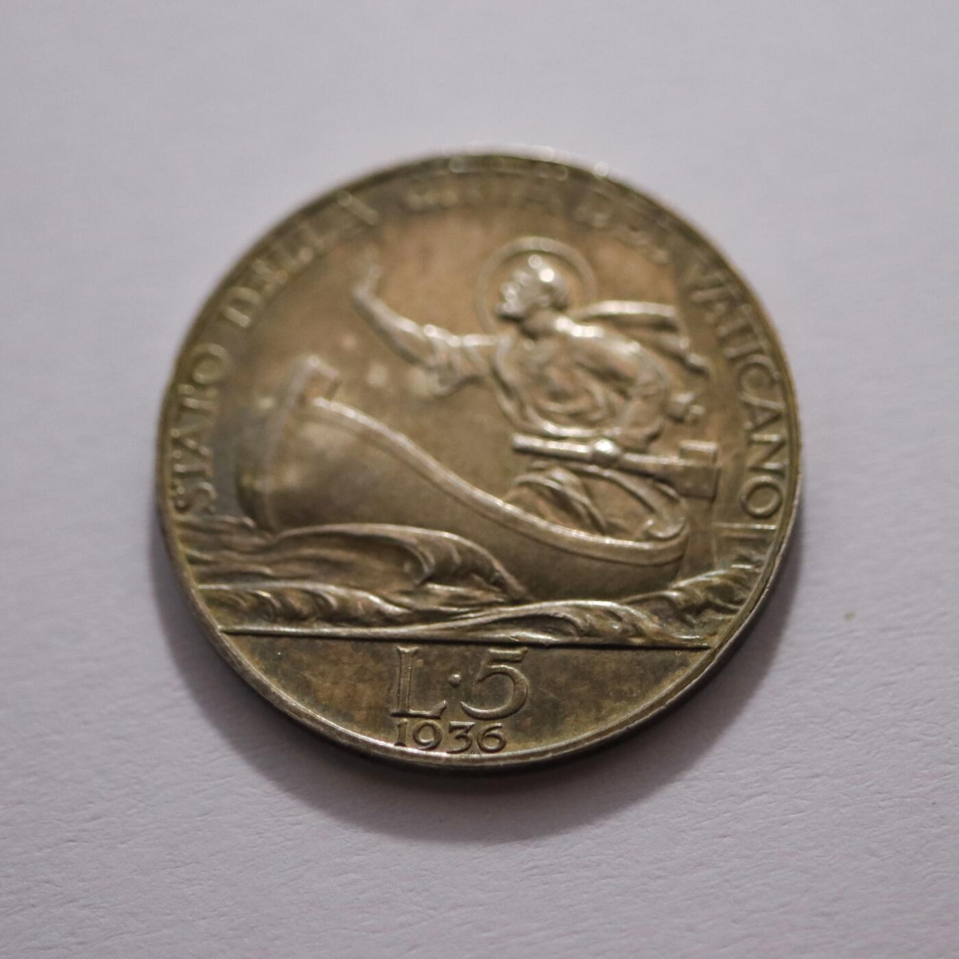 观钱 近现代机制币拍卖No.005（全场顺丰包邮，不区分偏远地区）  梵蒂冈 1936 年庇护十一世 “圣彼得渡海”5 里拉银币，高浮雕肖像，教袍纹饰细腻，十字与权杖元素象征宗教权威，表面带有自然的五彩包浆，质感温润厚重。