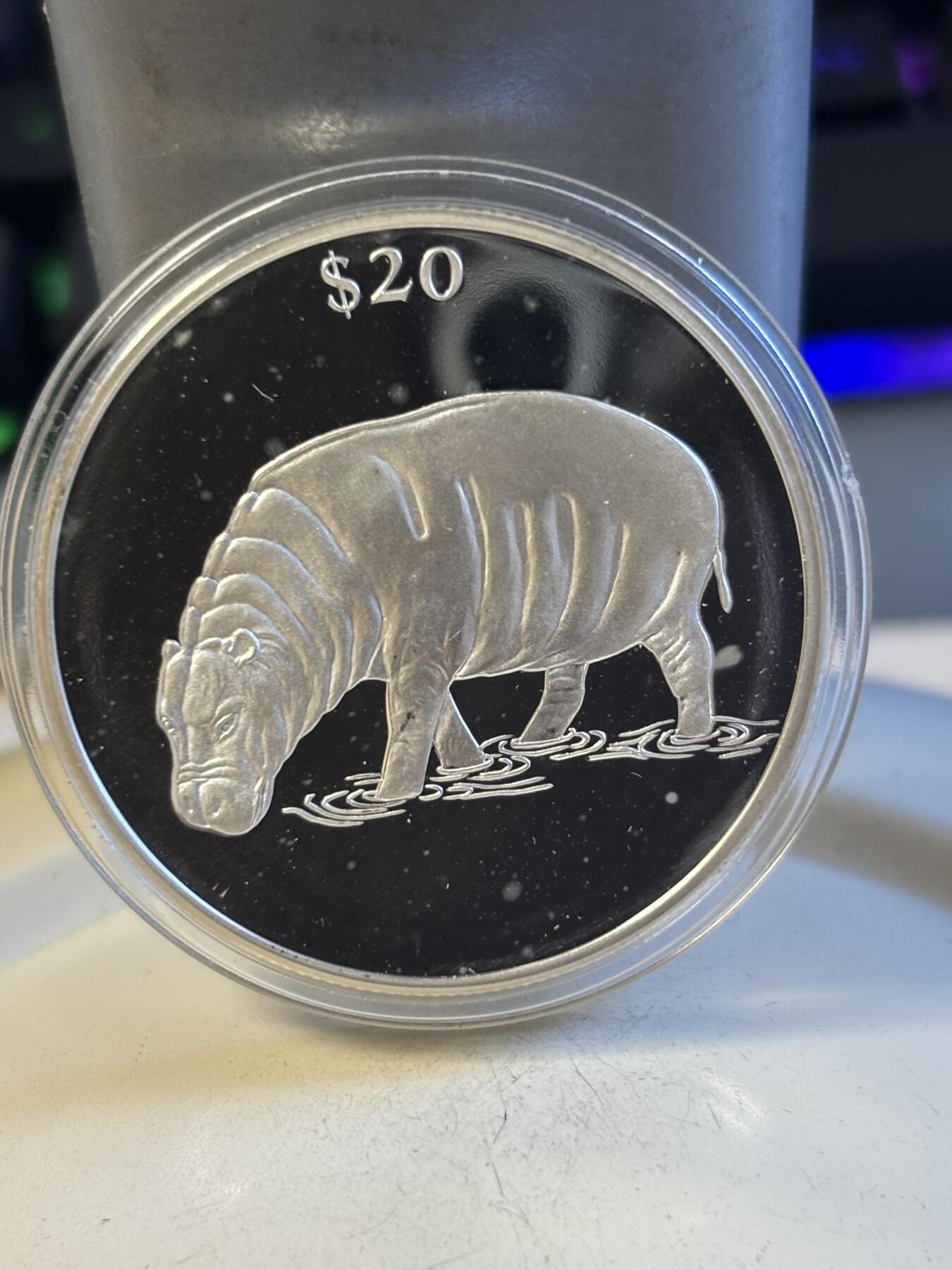 第194期拍卖  利比里亚2000年动物河马纪念银币,1盎司999银，发行2000枚，有氧化点