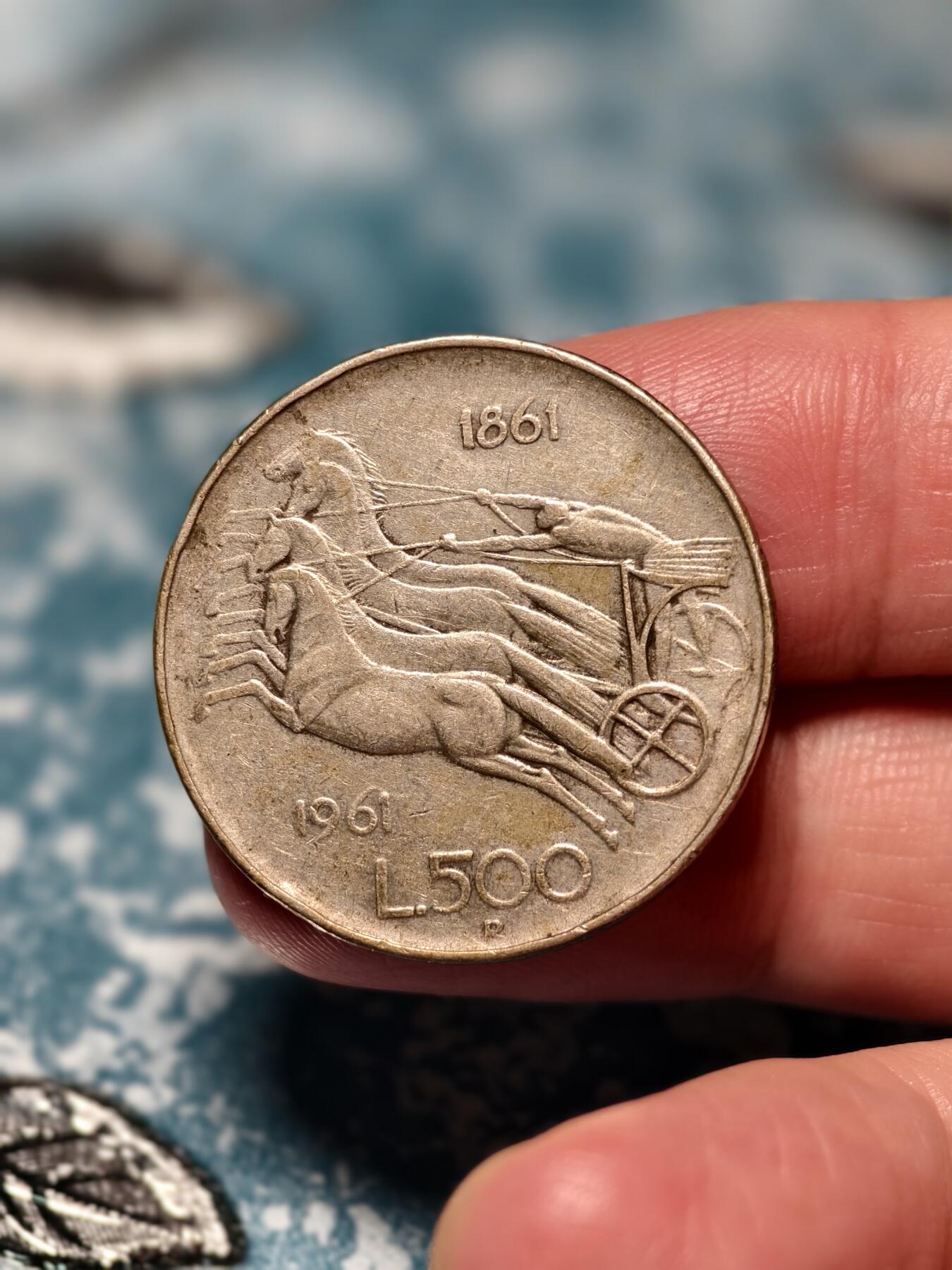 抚柳草堂-第十八期章牌钱币  奖章勋章限时免佣 满百包邮 放漏专场 1961意大利统一百年500里拉纪念银币  重11克 为纪念1861年意大利王国成立而铸 正面为意大利共和国拟人坐像背面是四马战车见证了意大利从分裂到统一的百年历程