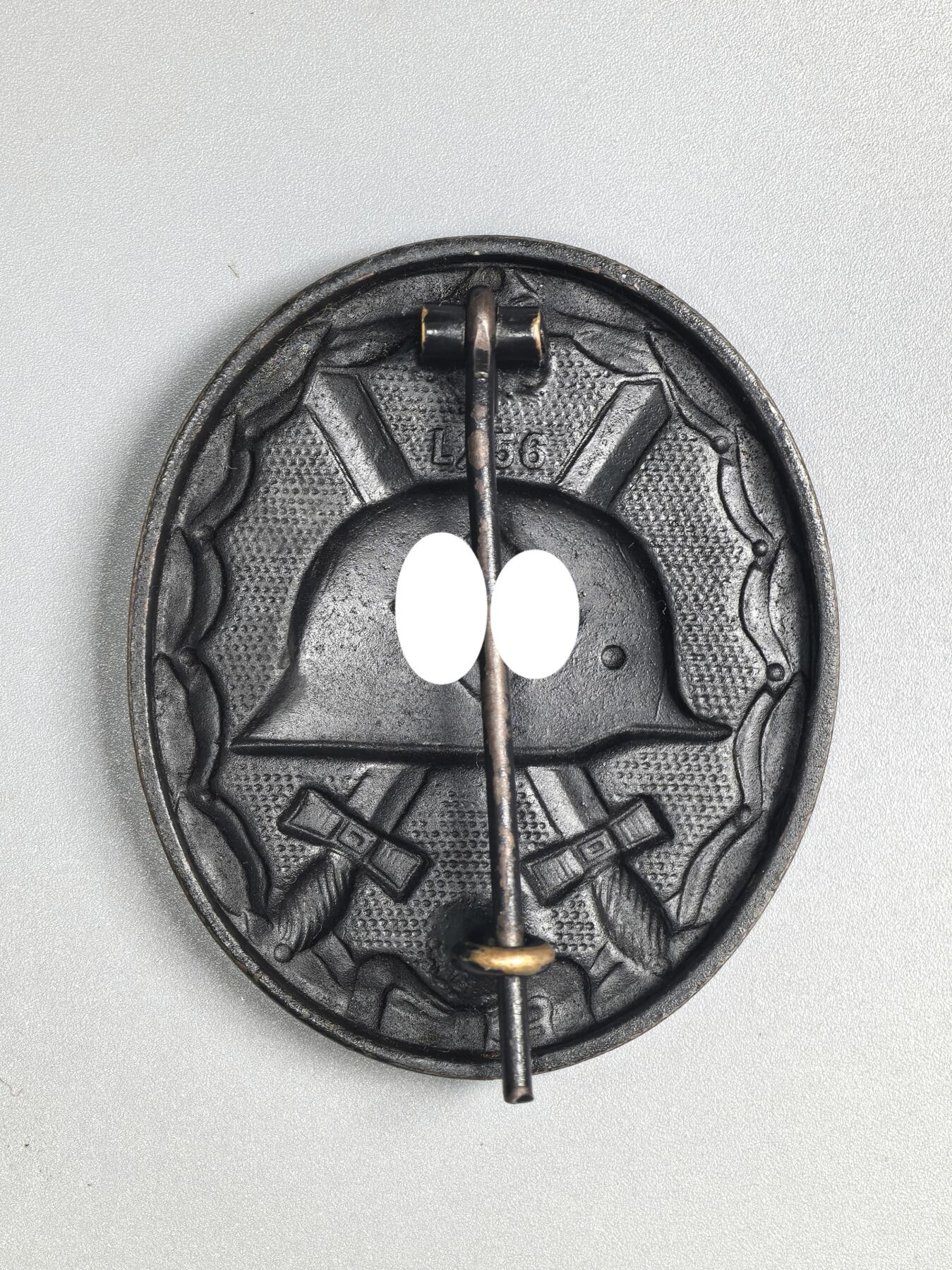 小驴勋章奖章收藏3月21日周六晚六点拍卖（珍爱和平，收藏战争，铭记历史，勿忘国耻，忠党爱国。有偿代拍，送拍规则在简介最后，参拍须阅读规则后再参拍，关系到运费包装发货时效真假辨别等关键信息，拍卖时不再发原图，看大图店主微信码在拍卖店铺介绍里） 双标得三黑色战伤奖章，铁质黑漆，背打L/56厂标，别杆打116标