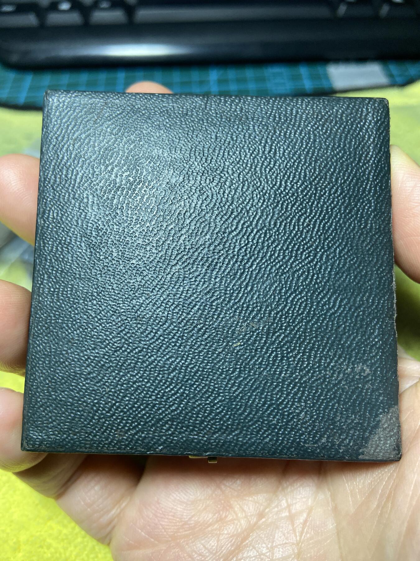 2026年第三十七场(总第二百零六场）德紧纸币特拍场(佣金3%，最低1元) 1913年法国埃纳省蒂耶里堡行政区农业协会（Comice Agricole）颁发的银质奖章，直径42mm，重33.44克。授予M.JACQUEMIN-CAMPAS，正面图案是手持橄榄枝的拟人化农业女神形象，象征农业丰收与荣誉；背面环绕的麦穗、葡萄、牛羊等元素，是法国农业协会奖章的经典设计，代表农业、畜牧业与园艺业的全面发展。