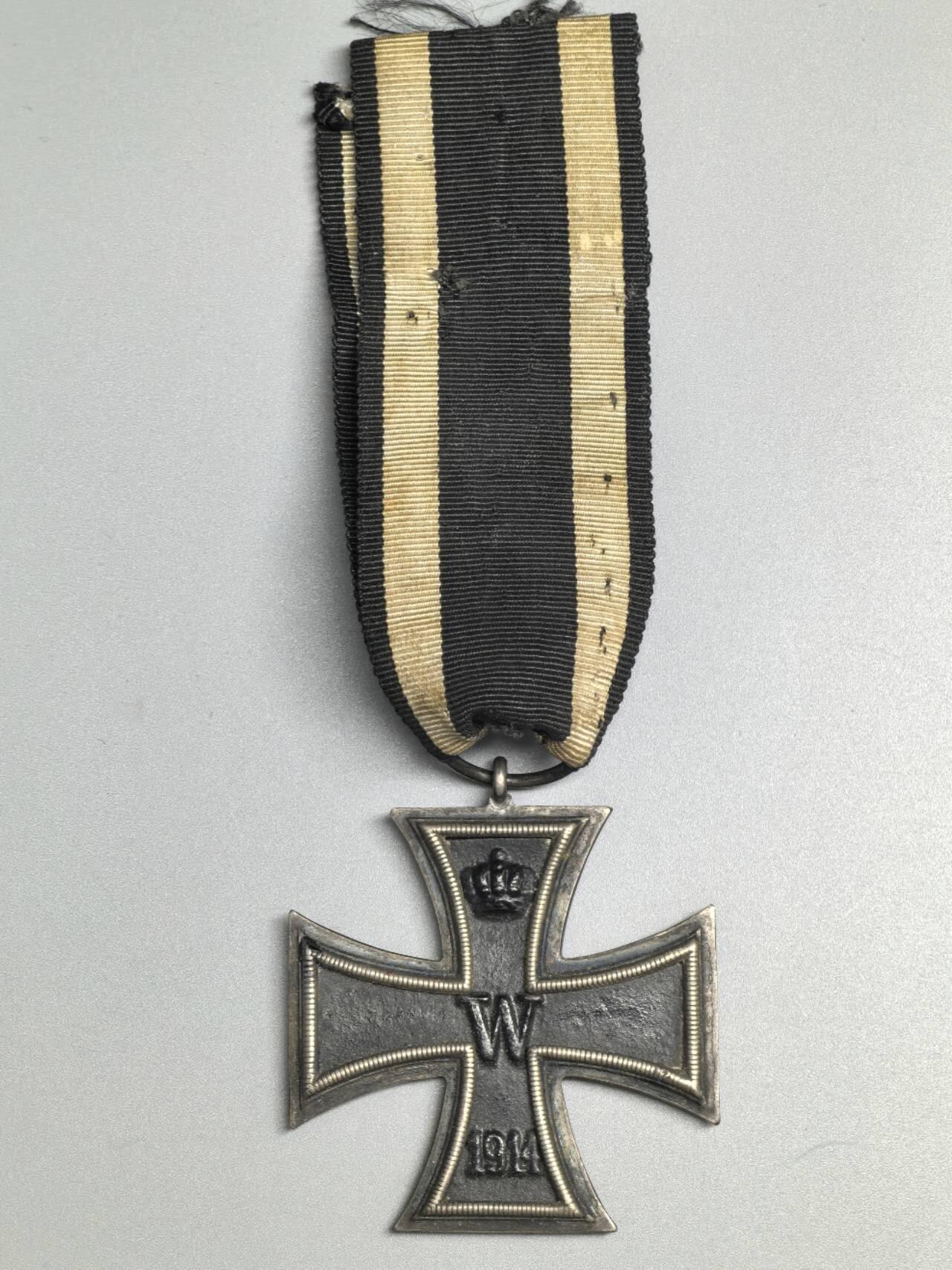 小驴勋章奖章收藏3月21日周六晚六点拍卖（珍爱和平，收藏战争，铭记历史，勿忘国耻，忠党爱国。有偿代拍，送拍规则在简介最后，参拍须阅读规则后再参拍，关系到运费包装发货时效真假辨别等关键信息，拍卖时不再发原图，看大图店主微信码在拍卖店铺介绍里） 德国一战二级铁十字勋章，环打KO厂标，铁质核心黑漆，好品