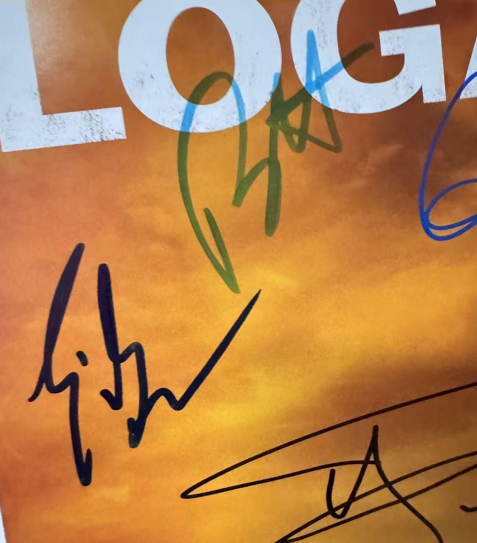 零元拍：《金刚狼3：殊死一战》9位主创亲笔签名北美版先导海报。 北美版海报签名卡司名录如下： 导演 詹姆斯•曼高德  休•杰克曼 饰 罗根 达芙妮•基恩 饰 劳拉•金尼 帕特里克•斯图尔特 饰 查尔斯•泽维尔 斯戴芬•莫昌特 饰 卡利班 波伊德•霍布鲁克 饰 唐纳德•皮尔斯 理查德•格兰特 饰 莱斯博士 艾瑞琪•拉•塞拉 饰 威尔•穆森 杰森·戈纳 饰 瑞克特