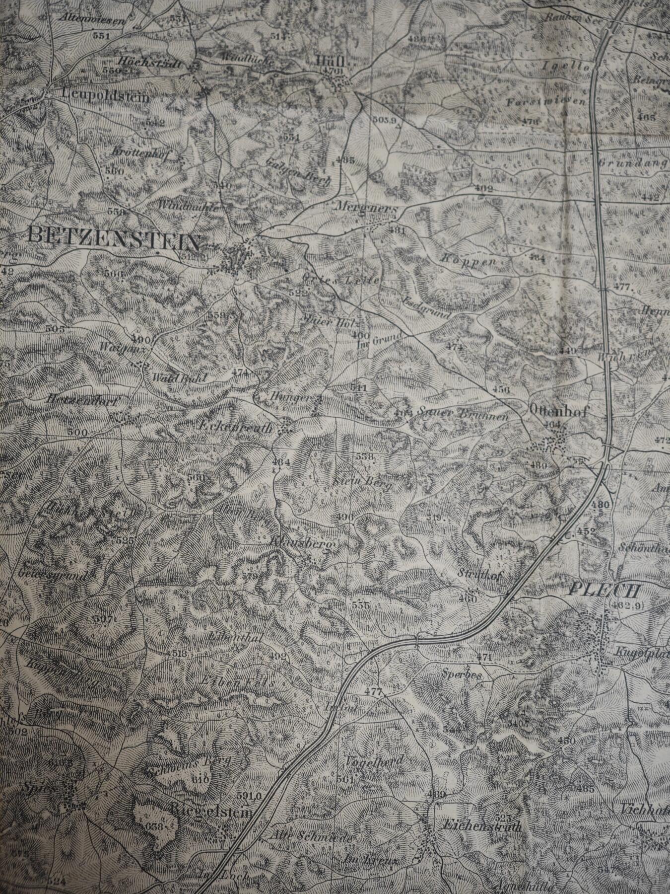 橙子收藏第六期  1881年巴伐利亚 佩格尼茨（西部）地形图  高精度地形图，既承载了19世纪末德国测绘科学的成就，也烙印了纳粹时期的军事扩张痕迹，更见证了二战末期盟军解放南德的历史进程，兼具地理、军事与文物三重价值。   