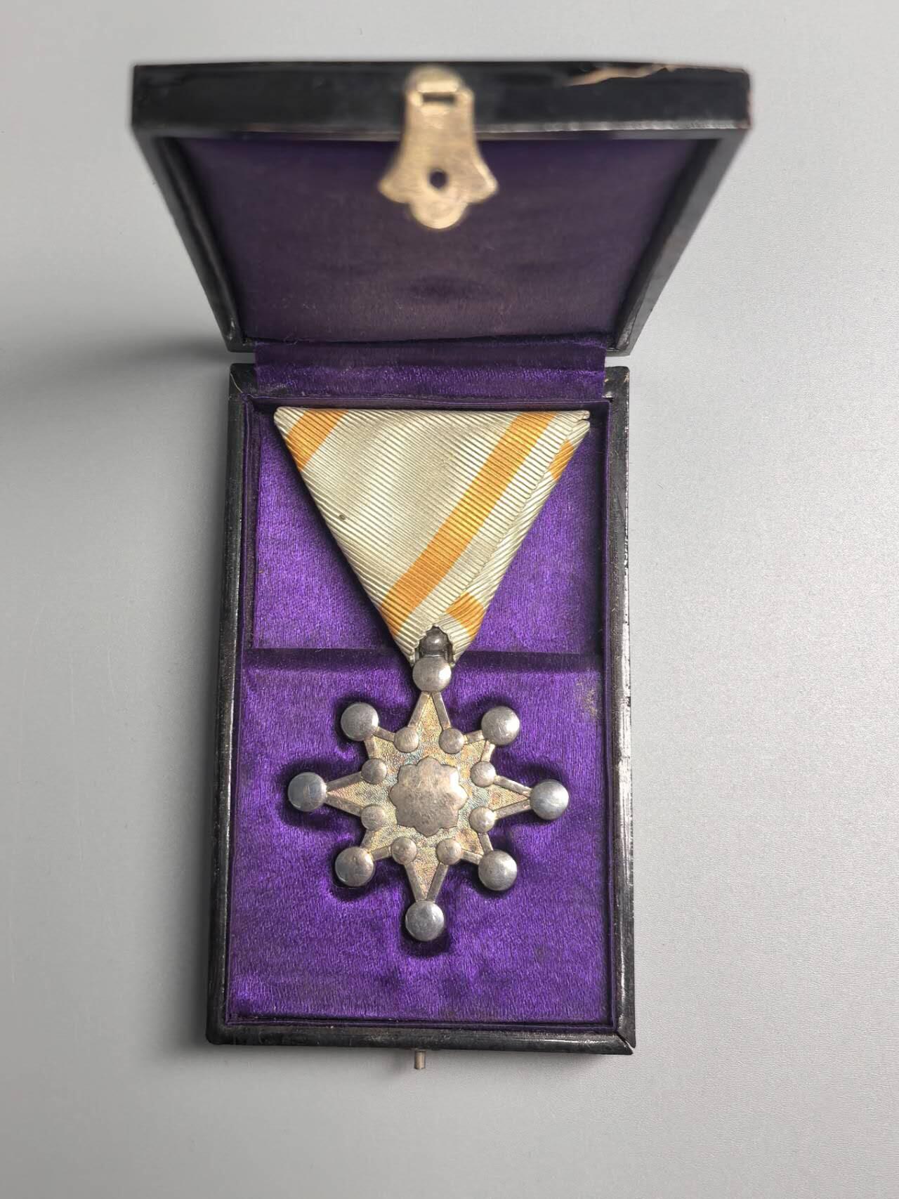 小驴勋章奖章收藏3月21日周六晚六点拍卖（珍爱和平，收藏战争，铭记历史，勿忘国耻，忠党爱国。有偿代拍，送拍规则在简介最后，参拍须阅读规则后再参拍，关系到运费包装发货时效真假辨别等关键信息，拍卖时不再发原图，看大图店主微信码在拍卖店铺介绍里） 勋七等瑞宝章带盒，银质