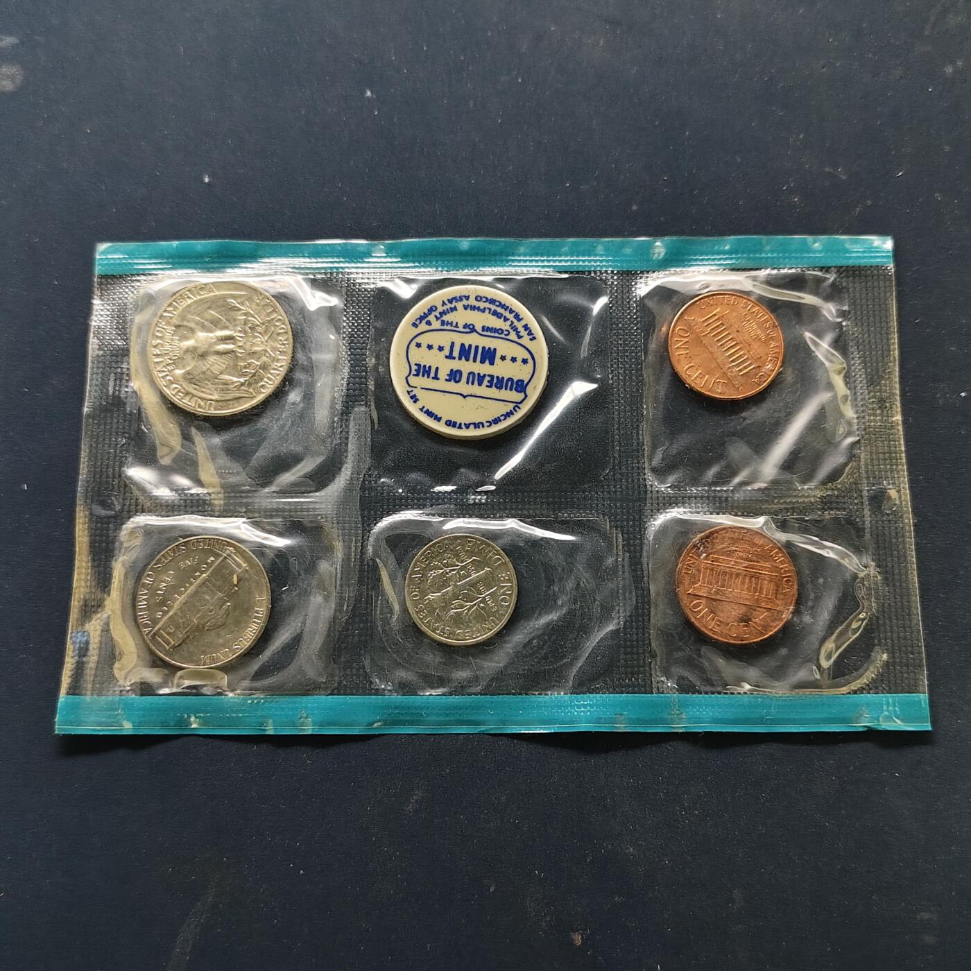 【全场包邮】纯粹捡漏拍515场 美国1968年官方套币-含肯尼迪半元银币【30.6毫米11.5克40%】