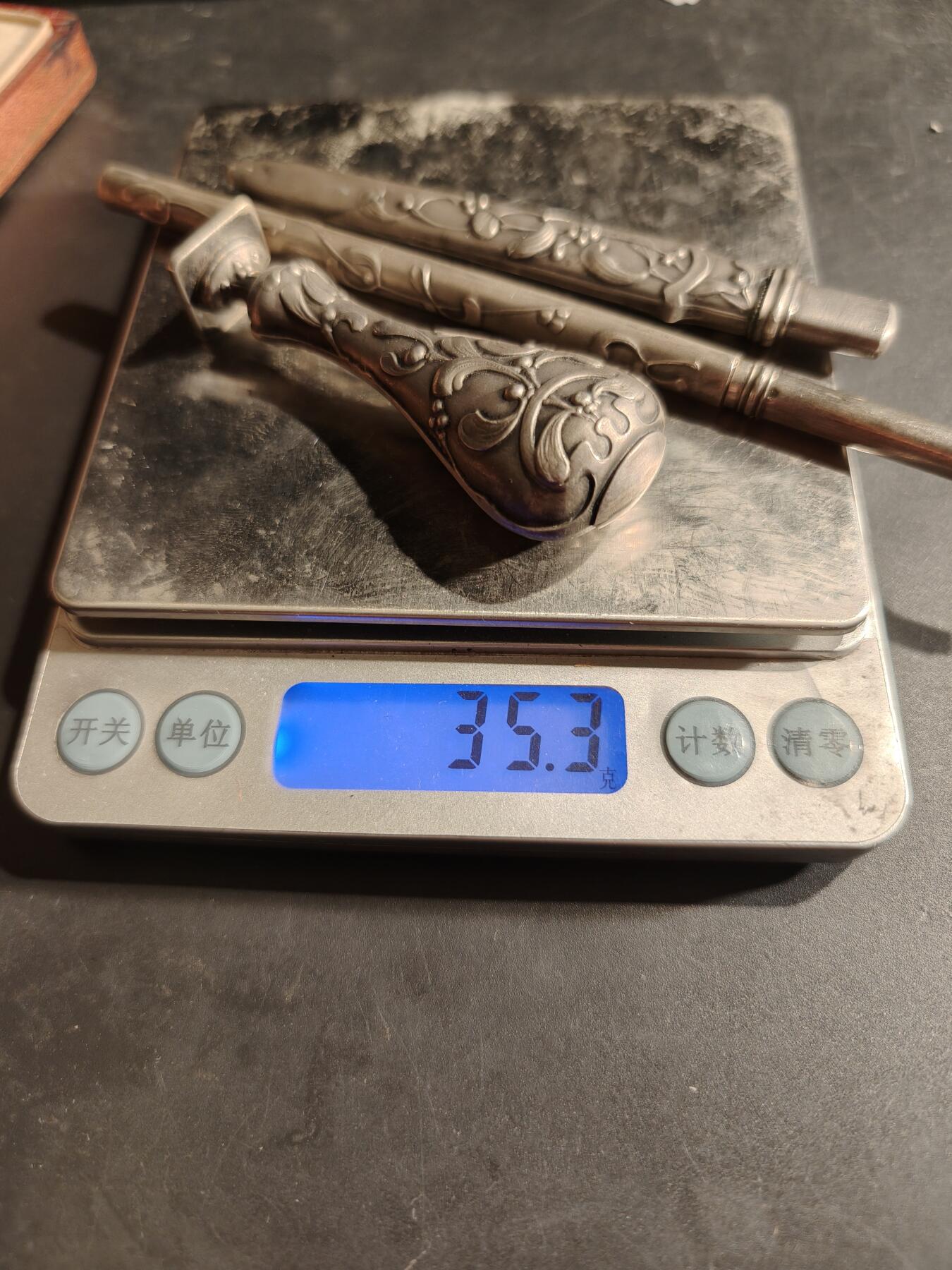 老王徽章第188期 法国文房四宝原盒    新艺术风格    野猪头银标    35.4g      拆信刀+蘸水笔杆+蜡笔封