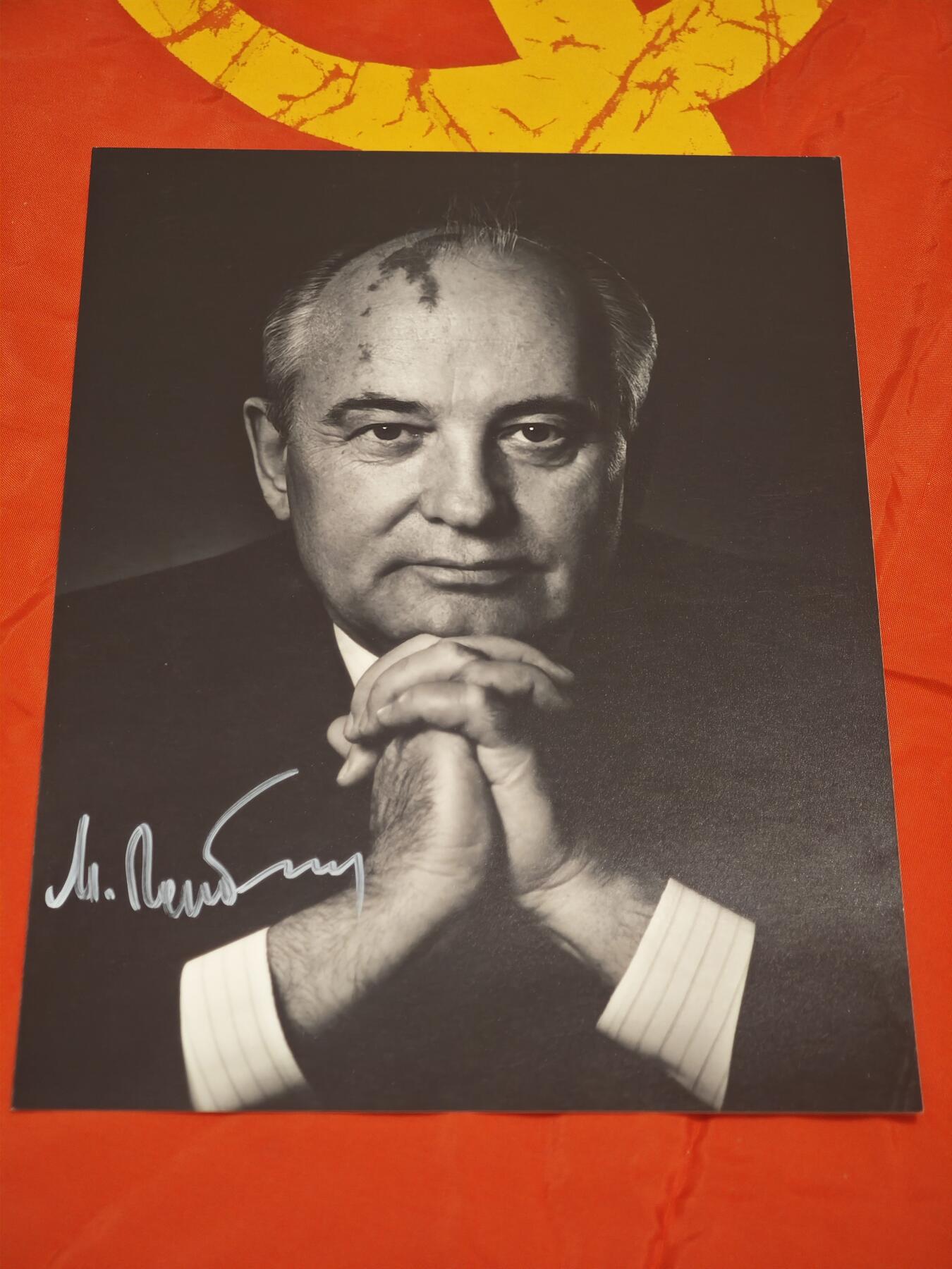 橙子收藏第六期 米哈伊尔·戈尔巴乔夫（Михаил Горбачёв）的亲笔签名黑白肖像照，是苏联最后一任最高领导人的珍贵影像藏品，兼具历史与收藏价值。