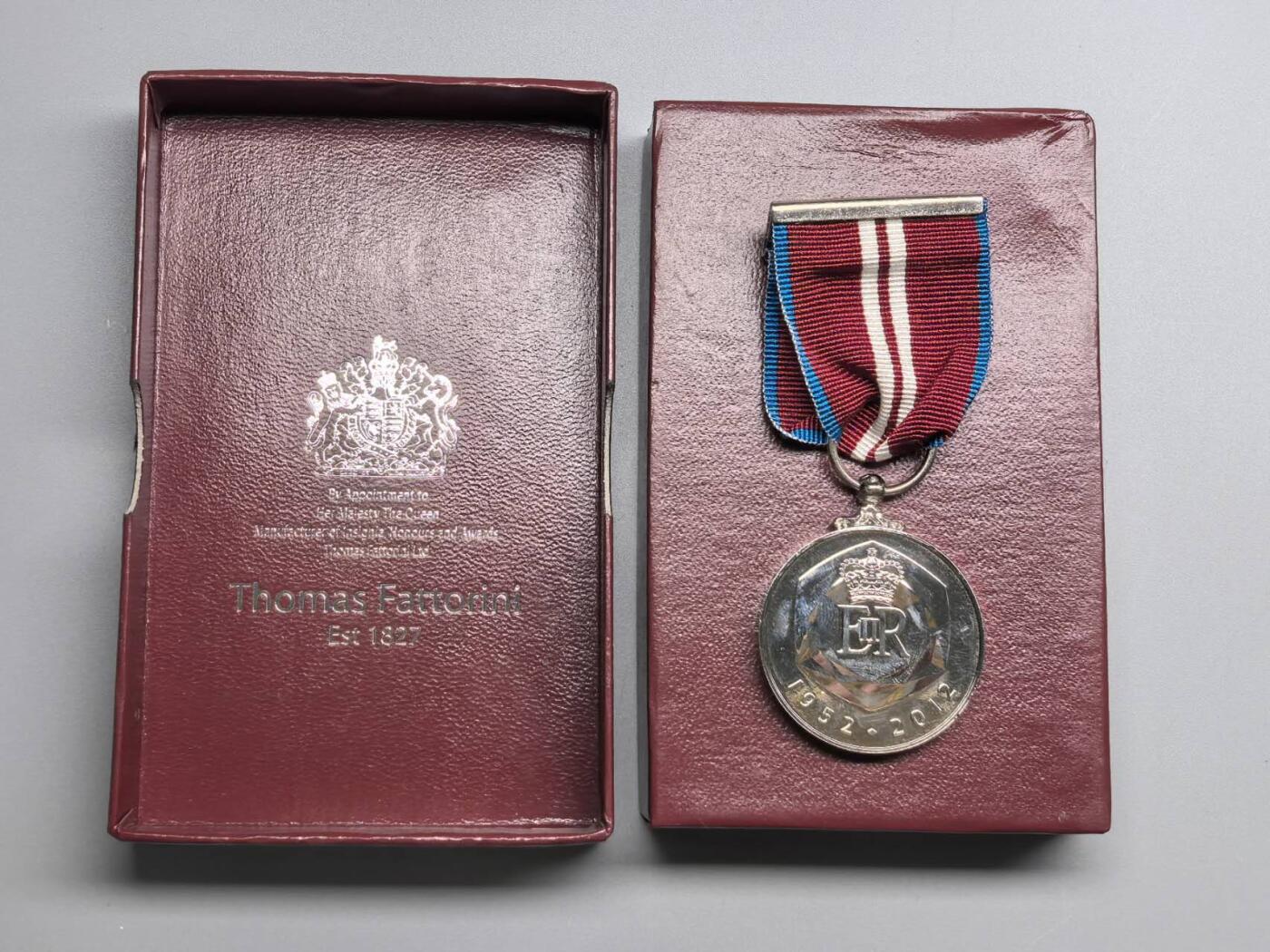 小驴勋章奖章收藏3月21日周六晚六点拍卖（珍爱和平，收藏战争，铭记历史，勿忘国耻，忠党爱国。有偿代拍，送拍规则在简介最后，参拍须阅读规则后再参拍，关系到运费包装发货时效真假辨别等关键信息，拍卖时不再发原图，看大图店主微信码在拍卖店铺介绍里） 英国伊丽莎白二世加冕60周年纪念奖章，带原盒