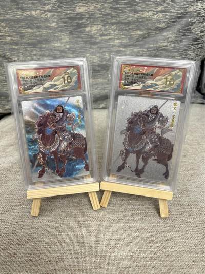 喜灰玩卡拍卖第五期，接拍品0佣金，欢迎送拍，释放现金流，让自己有资金可以购买更多喜欢的卡牌，让别的卡友能淘到更多心仪的卡牌 - 【爆金限编】 卡德曼 李云中老师绘张飞、彩色➕银背一组两张 折光粗闪