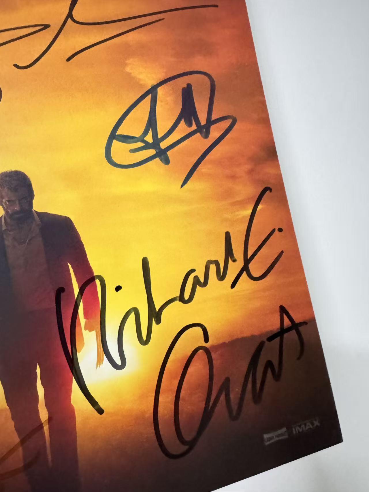 零元拍：《金刚狼3：殊死一战》9位主创亲笔签名北美版先导海报。 北美版海报签名卡司名录如下： 导演 詹姆斯•曼高德  休•杰克曼 饰 罗根 达芙妮•基恩 饰 劳拉•金尼 帕特里克•斯图尔特 饰 查尔斯•泽维尔 斯戴芬•莫昌特 饰 卡利班 波伊德•霍布鲁克 饰 唐纳德•皮尔斯 理查德•格兰特 饰 莱斯博士 艾瑞琪•拉•塞拉 饰 威尔•穆森 杰森·戈纳 饰 瑞克特