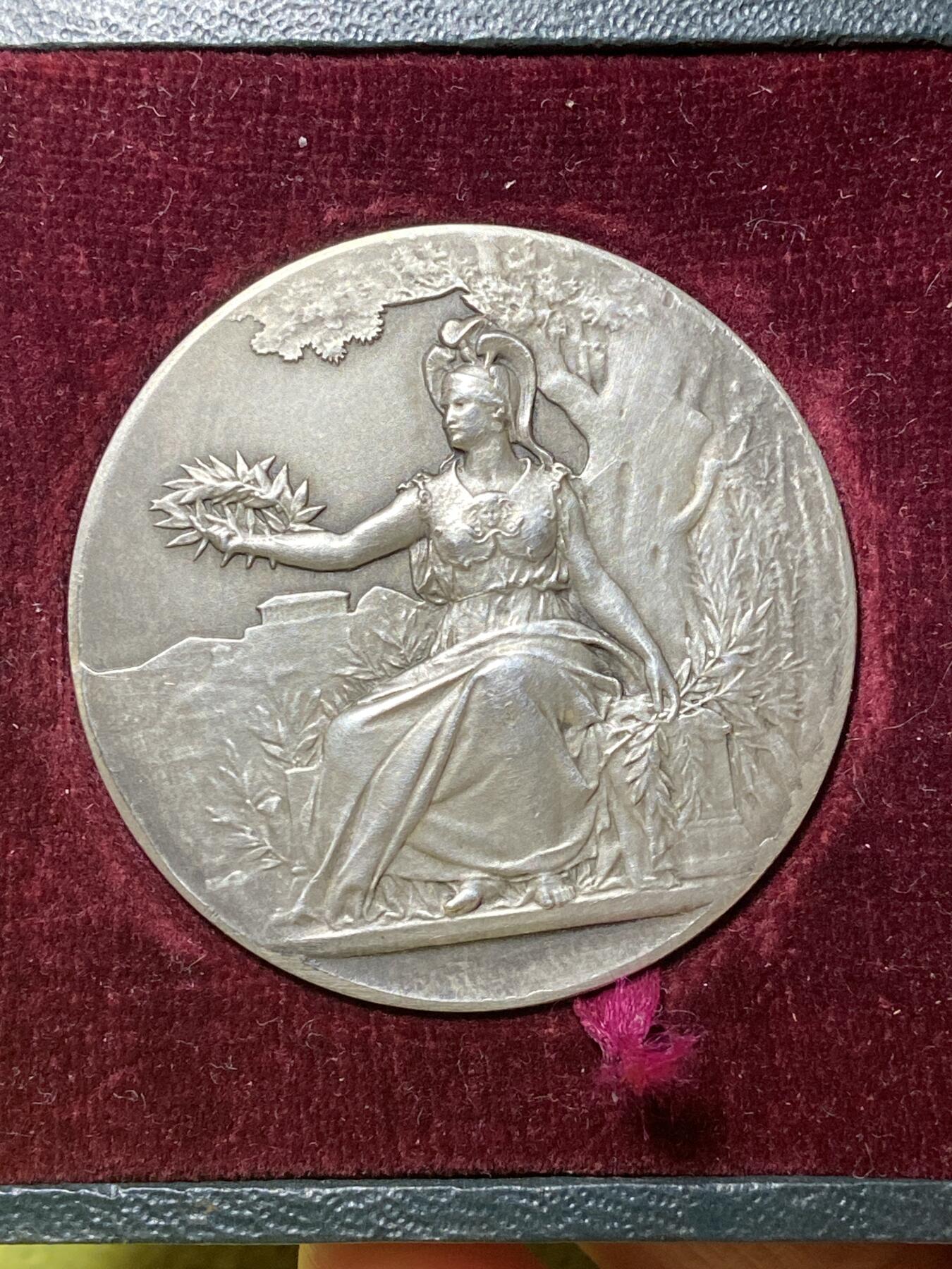 2026年第三十七场(总第二百零六场）德紧纸币特拍场(佣金3%，最低1元) 1913年法国埃纳省蒂耶里堡行政区农业协会（Comice Agricole）颁发的银质奖章，直径42mm，重33.44克。授予M.JACQUEMIN-CAMPAS，正面图案是手持橄榄枝的拟人化农业女神形象，象征农业丰收与荣誉；背面环绕的麦穗、葡萄、牛羊等元素，是法国农业协会奖章的经典设计，代表农业、畜牧业与园艺业的全面发展。