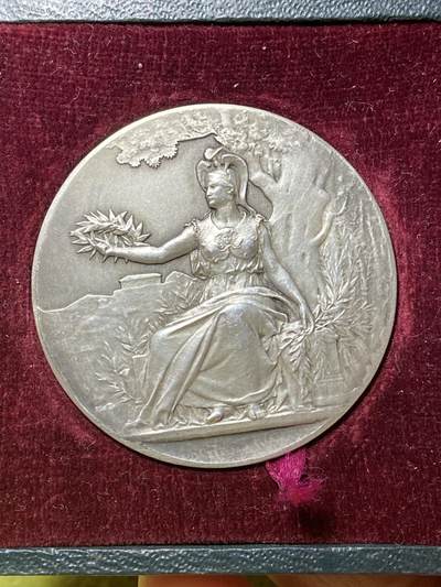 2026年第三十七场(总第二百零六场）德紧纸币特拍场(佣金3%，最低1元) - 1913年法国埃纳省蒂耶里堡行政区农业协会（Comice Agricole）颁发的银质奖章，直径42mm，重33.44克。授予M.JACQUEMIN-CAMPAS，正面图案是手持橄榄枝的拟人化农业女神形象，象征农业丰收与荣誉；背面环绕的麦穗、葡萄、牛羊等元素，是法国农业协会奖章的经典设计，代表农业、畜牧业与园艺业的全面发展。