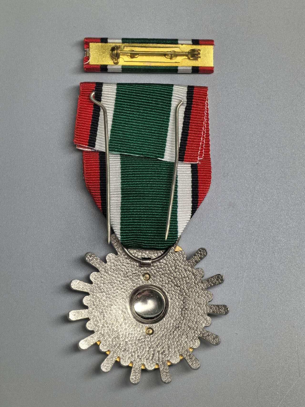 小驴勋章奖章收藏3月21日周六晚六点拍卖（珍爱和平，收藏战争，铭记历史，勿忘国耻，忠党爱国。有偿代拍，送拍规则在简介最后，参拍须阅读规则后再参拍，关系到运费包装发货时效真假辨别等关键信息，拍卖时不再发原图，看大图店主微信码在拍卖店铺介绍里） 沙特阿拉伯1991海湾战争解放科威特奖章带盒带略