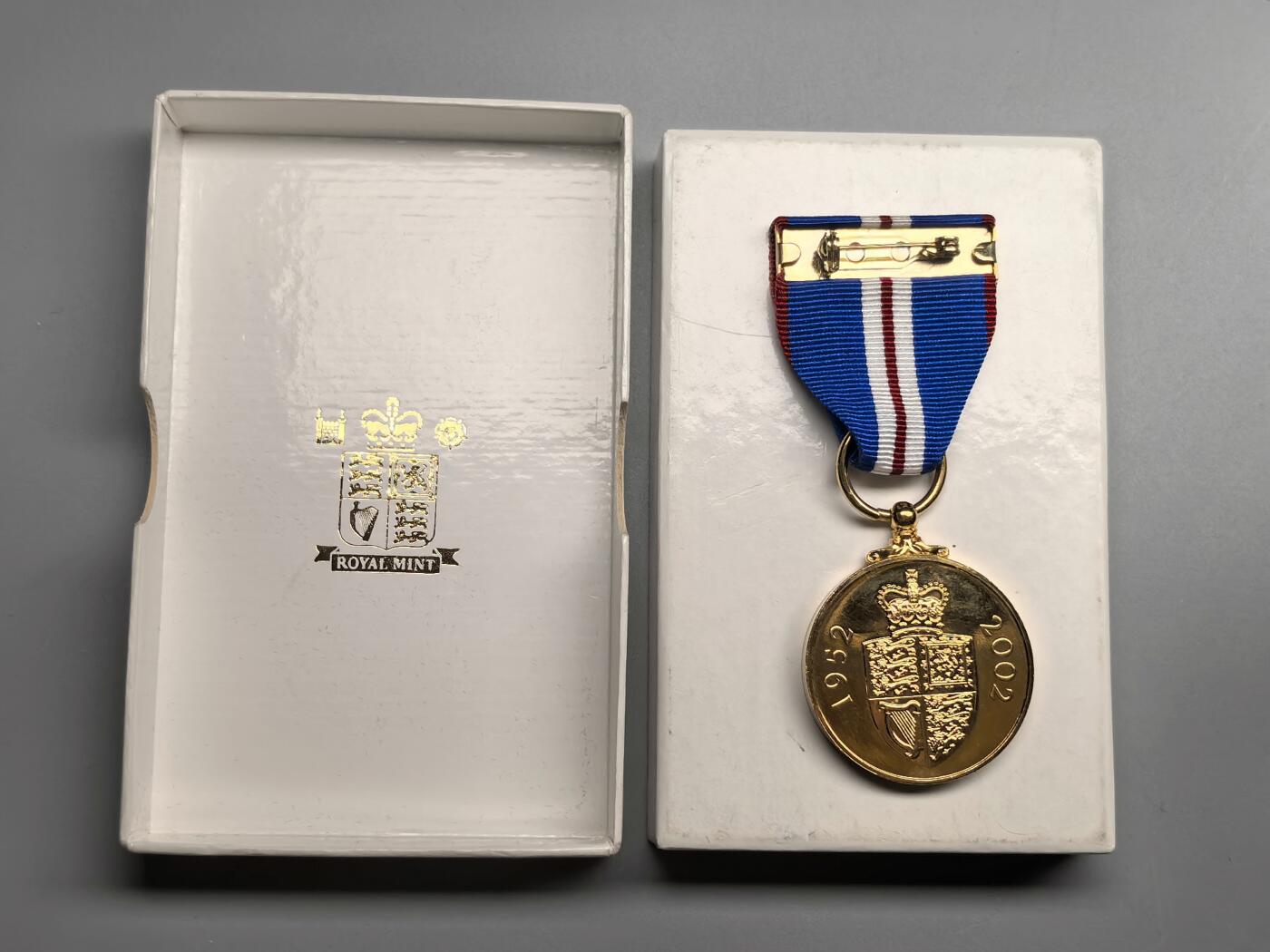 小驴勋章奖章收藏3月21日周六晚六点拍卖（珍爱和平，收藏战争，铭记历史，勿忘国耻，忠党爱国。有偿代拍，送拍规则在简介最后，参拍须阅读规则后再参拍，关系到运费包装发货时效真假辨别等关键信息，拍卖时不再发原图，看大图店主微信码在拍卖店铺介绍里） 英国伊丽莎白二世加冕50周年纪念奖章，带原盒