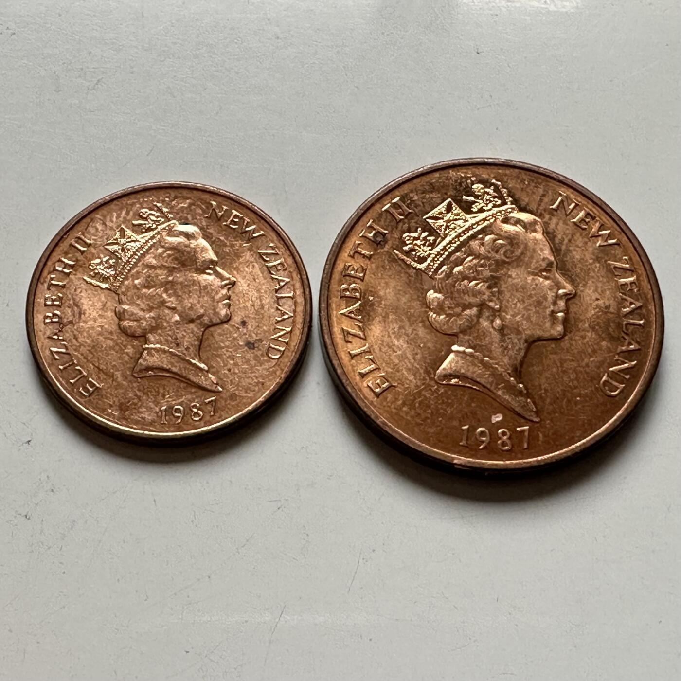 🌹外币初藏🌹🐯2026年第32场   每周二四六晚8️⃣点 接代拍 新西兰1987年中年版1-2分一对 带光好品 g