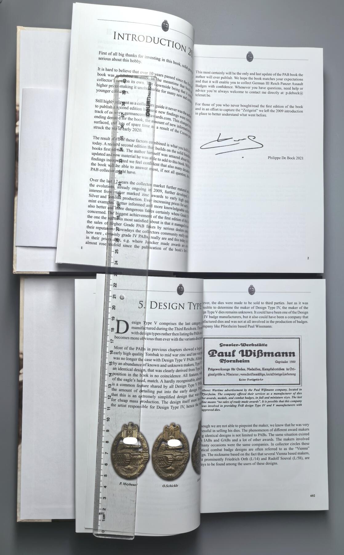 小驴勋章奖章收藏3月21日周六晚六点拍卖（珍爱和平，收藏战争，铭记历史，勿忘国耻，忠党爱国。有偿代拍，送拍规则在简介最后，参拍须阅读规则后再参拍，关系到运费包装发货时效真假辨别等关键信息，拍卖时不再发原图，看大图店主微信码在拍卖店铺介绍里） 《二战德国坦克突击奖章》上下册，世界最顶尖坦克突击奖章专家PHILIPPE先生作品，2021年修订本，新增PHILIPPE先生十几年的研究成果，增加了200页，书页数达到1100页，作者亲签扉页，(3公斤重，完整运回国费用很高），非常专业的书看完记住就可以成为坦克击奖章专家了