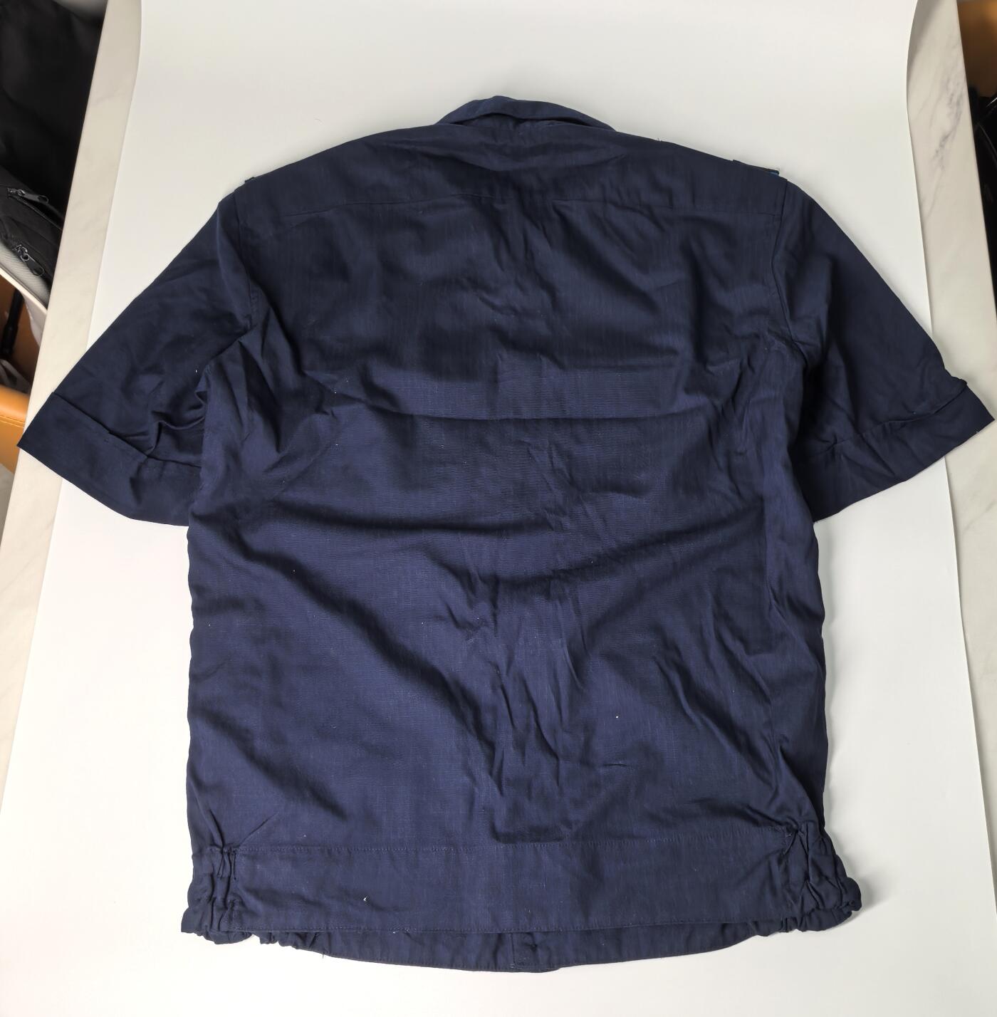 小驴勋章奖章收藏3月21日周六晚六点拍卖（珍爱和平，收藏战争，铭记历史，勿忘国耻，忠党爱国。有偿代拍，送拍规则在简介最后，参拍须阅读规则后再参拍，关系到运费包装发货时效真假辨别等关键信息，拍卖时不再发原图，看大图店主微信码在拍卖店铺介绍里） 俄罗斯空隆兵准尉短袖．肩宽48cm，袖  长28cm，胸围106cm，衣长70cm。