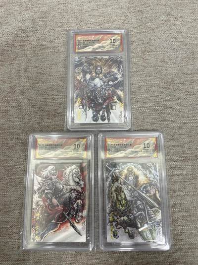 喜灰玩卡拍卖第五期，接拍品0佣金，欢迎送拍，释放现金流，让自己有资金可以购买更多喜欢的卡牌，让别的卡友能淘到更多心仪的卡牌 - 卡德曼 张建东老师绘 赵云 、马超、张飞 一组三张 折光粗闪 GEM MT+