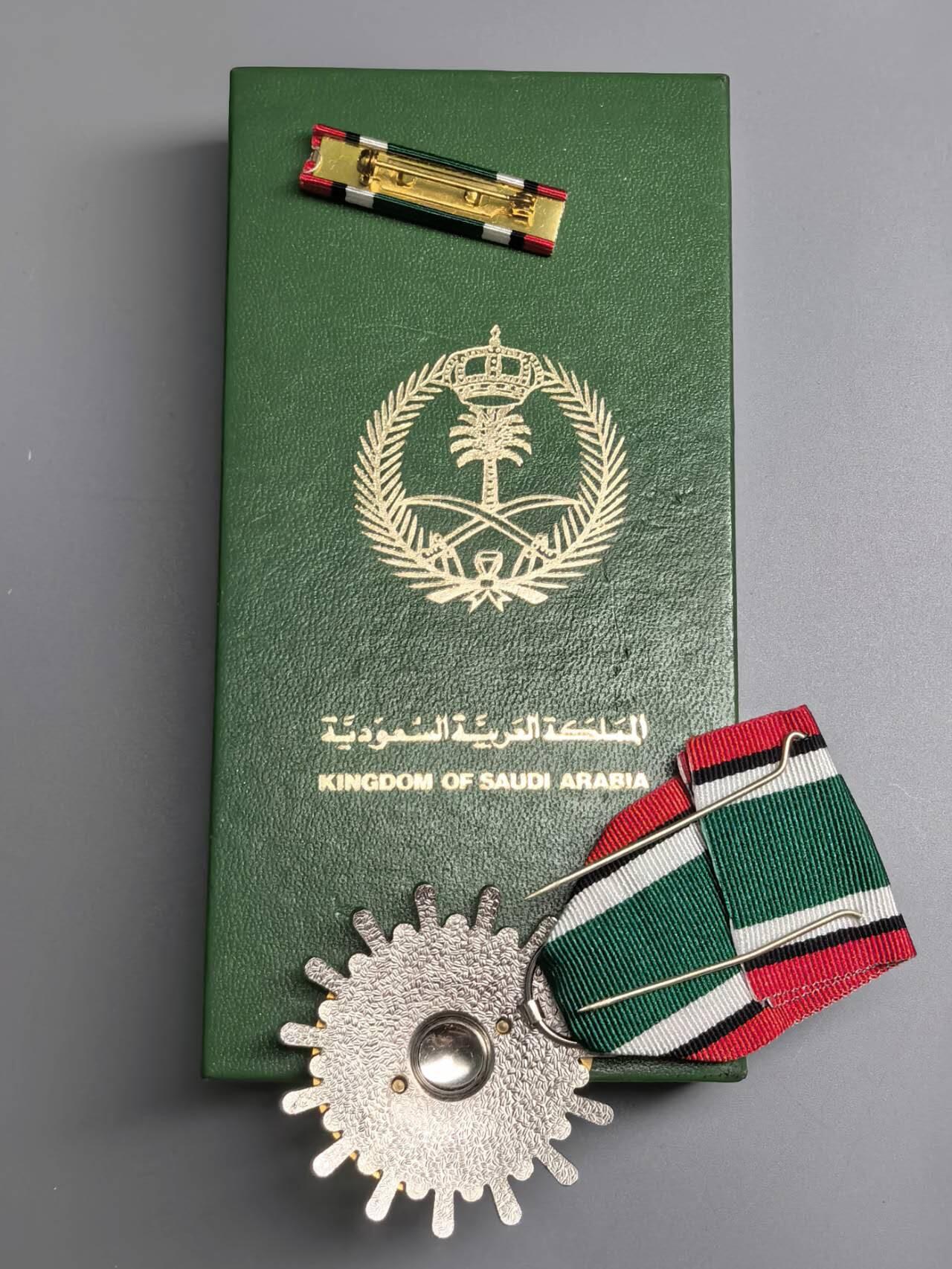 小驴勋章奖章收藏3月21日周六晚六点拍卖（珍爱和平，收藏战争，铭记历史，勿忘国耻，忠党爱国。有偿代拍，送拍规则在简介最后，参拍须阅读规则后再参拍，关系到运费包装发货时效真假辨别等关键信息，拍卖时不再发原图，看大图店主微信码在拍卖店铺介绍里） 沙特阿拉伯1991海湾战争解放科威特奖章带盒带略