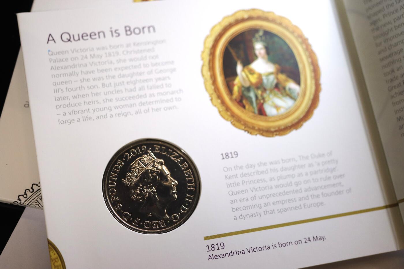 观钱 近现代机制币拍卖No.005（全场顺丰包邮，不区分偏远地区）  英国皇家造币厂 维多利亚女王诞辰 200 周年 5 英镑纪念币套装，彩页小册浓缩了维多利亚时代的工业成就与帝国荣光