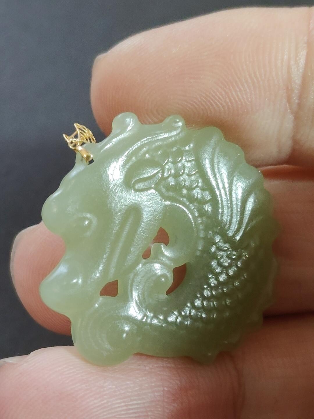 猩哥外币小铺➨【第223场】 新疆和田玉，鱼化龙，扣子是18k金，7克