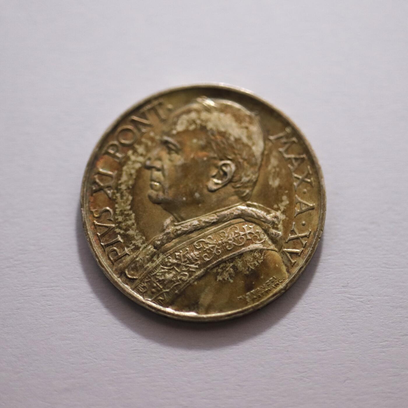 观钱 近现代机制币拍卖No.005（全场顺丰包邮，不区分偏远地区）  梵蒂冈 1936 年庇护十一世 “圣彼得渡海”5 里拉银币，高浮雕肖像，教袍纹饰细腻，十字与权杖元素象征宗教权威，表面带有自然的五彩包浆，质感温润厚重。