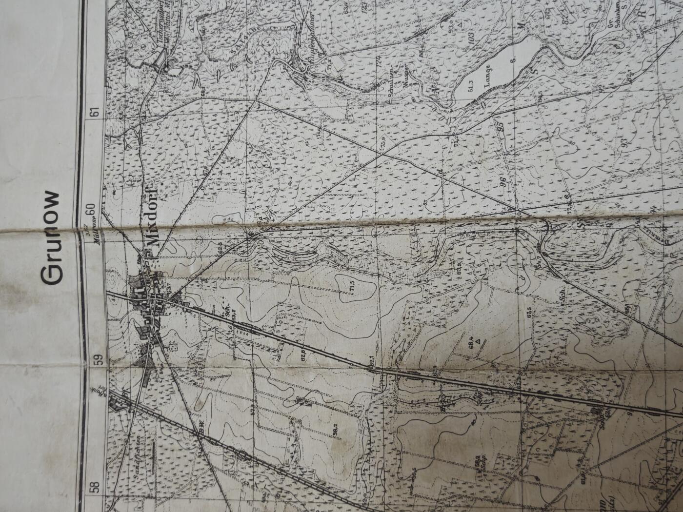 橙子收藏第六期 德波边境二战时期地图  格鲁诺（Grunow）及周边（米克斯多夫、大/小布里森等）位于德国勃兰登堡州东部乌克马克县，紧邻二战时期的德波边境，地处柏林东北部、德波走廊西侧，是东线边境的战略缓冲与交通节点，也是德军东线防御的重要外围区域。