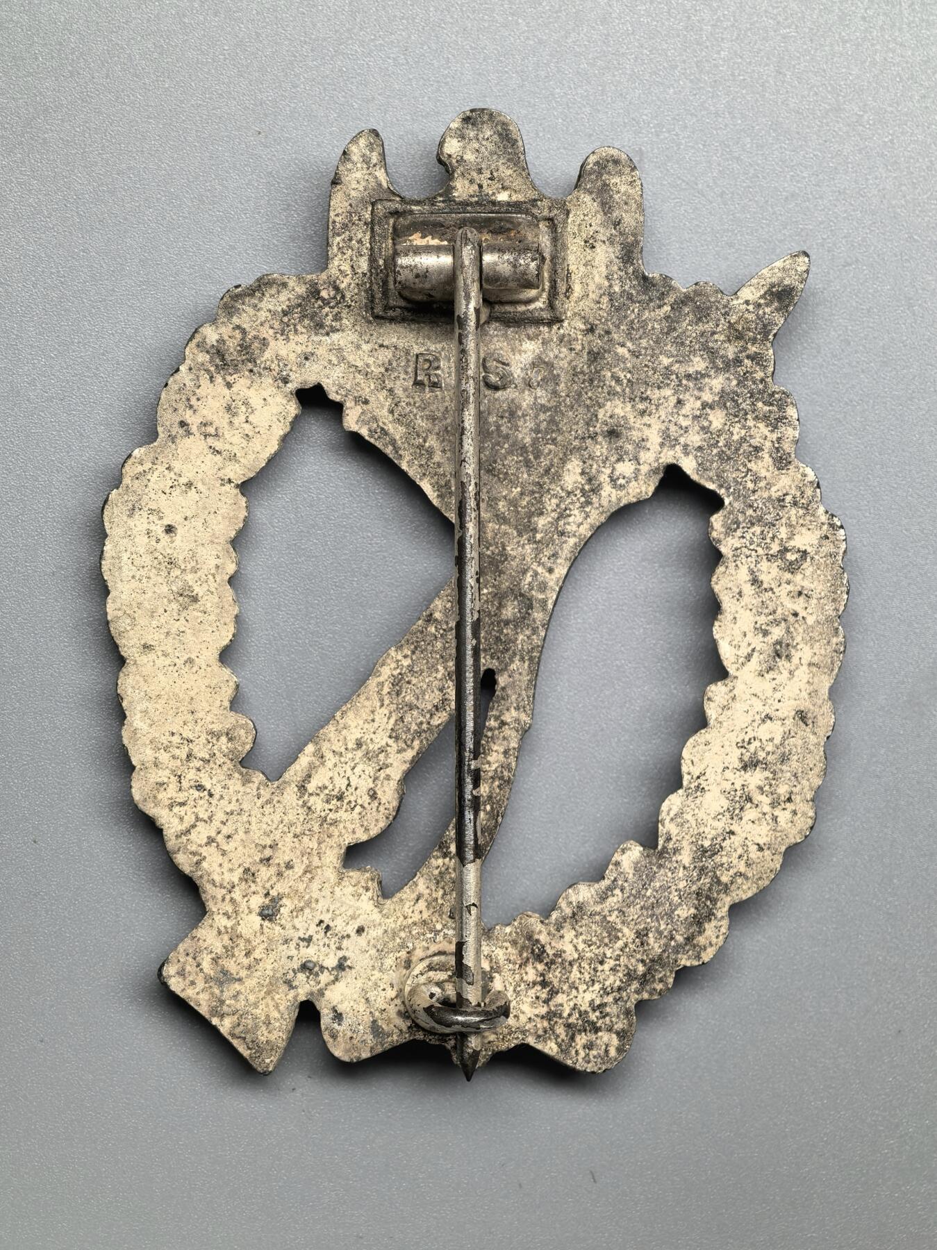 小驴勋章奖章收藏3月21日周六晚六点拍卖（珍爱和平，收藏战争，铭记历史，勿忘国耻，忠党爱国。有偿代拍，送拍规则在简介最后，参拍须阅读规则后再参拍，关系到运费包装发货时效真假辨别等关键信息，拍卖时不再发原图，看大图店主微信码在拍卖店铺介绍里） 德国WWII银级步兵突击奖章，背打R.S.标，RUDOLF SOUVAL-WIEN厂制作，锌合金镀银，鹰头为铸造缺陷，不是磕碰导致，好品，带少见原纸袋