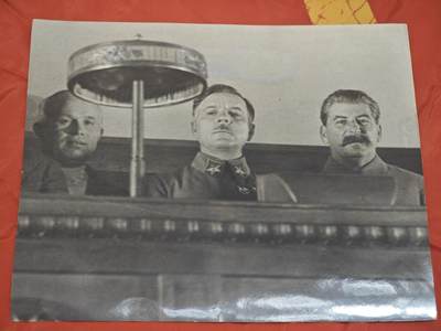 橙子收藏第六期 -  这是一张苏联第八次全苏苏维埃非常代表大会的原版历史照片，斯大林，赫鲁晓夫，伏罗希洛夫。由苏联官方通讯社“照片纪事”的摄影师洛斯科托夫拍摄，是研究30年代苏联政治史的珍贵实物