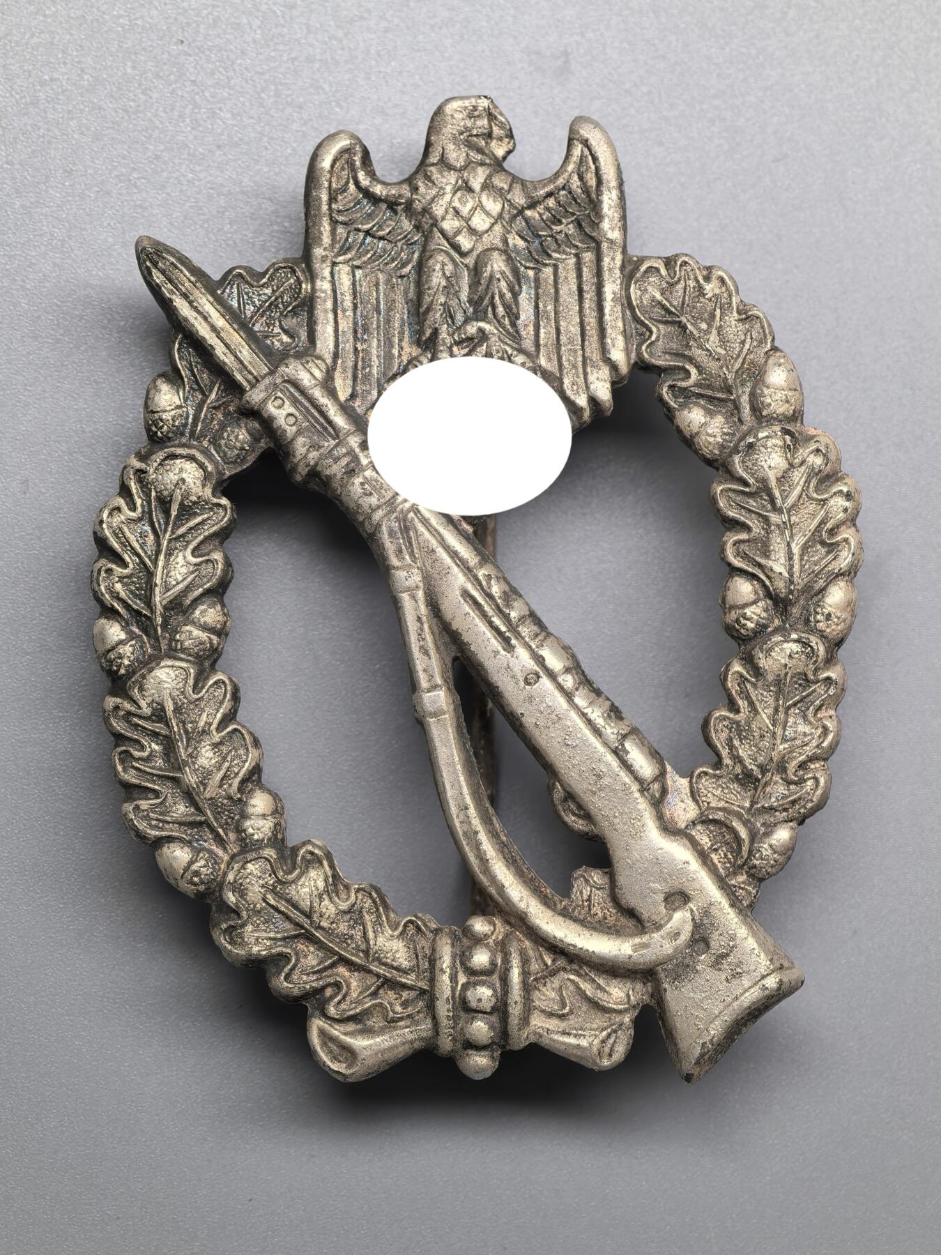 小驴勋章奖章收藏3月21日周六晚六点拍卖（珍爱和平，收藏战争，铭记历史，勿忘国耻，忠党爱国。有偿代拍，送拍规则在简介最后，参拍须阅读规则后再参拍，关系到运费包装发货时效真假辨别等关键信息，拍卖时不再发原图，看大图店主微信码在拍卖店铺介绍里） 德国WWII银级步兵突击奖章，背打R.S.标，RUDOLF SOUVAL-WIEN厂制作，锌合金镀银，鹰头为铸造缺陷，不是磕碰导致，好品，带少见原纸袋