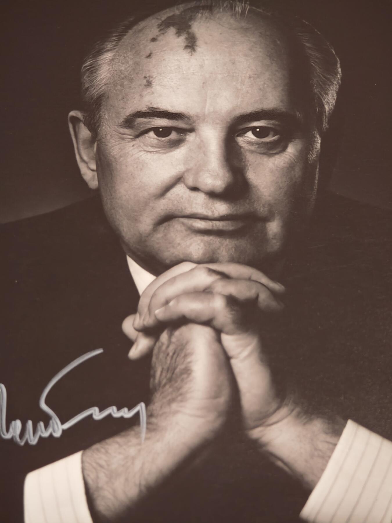 橙子收藏第六期 米哈伊尔·戈尔巴乔夫（Михаил Горбачёв）的亲笔签名黑白肖像照，是苏联最后一任最高领导人的珍贵影像藏品，兼具历史与收藏价值。